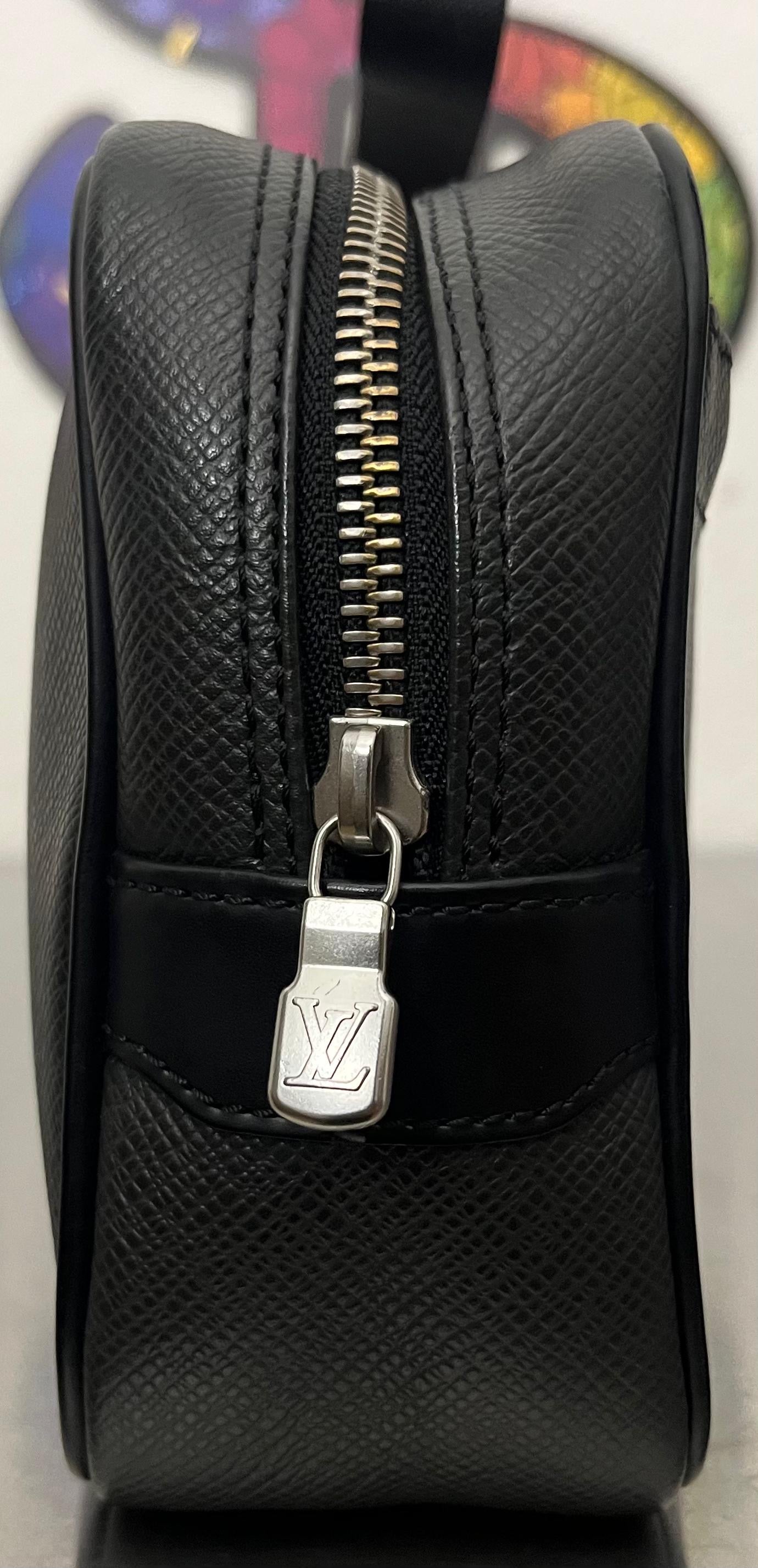 Louis Vuitton Karga Taiga Leder