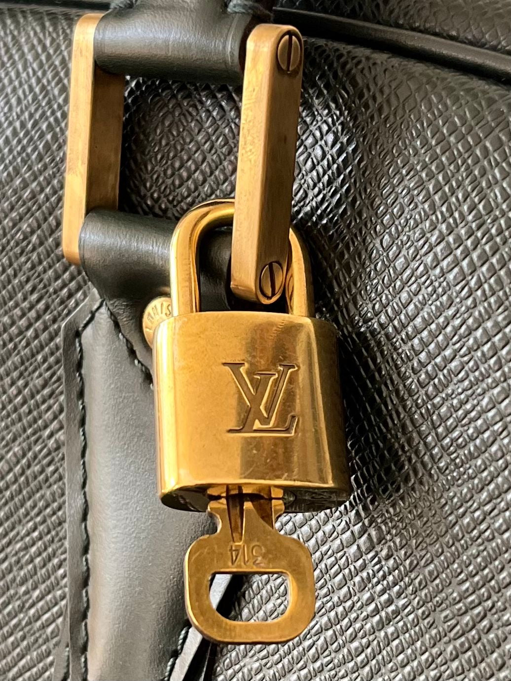 Louis Vuitton Helanga Taiga