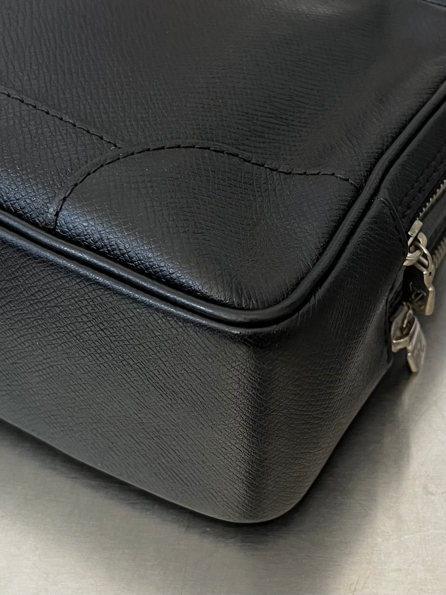 Louis Vuitton Pavel Taiga Leder
