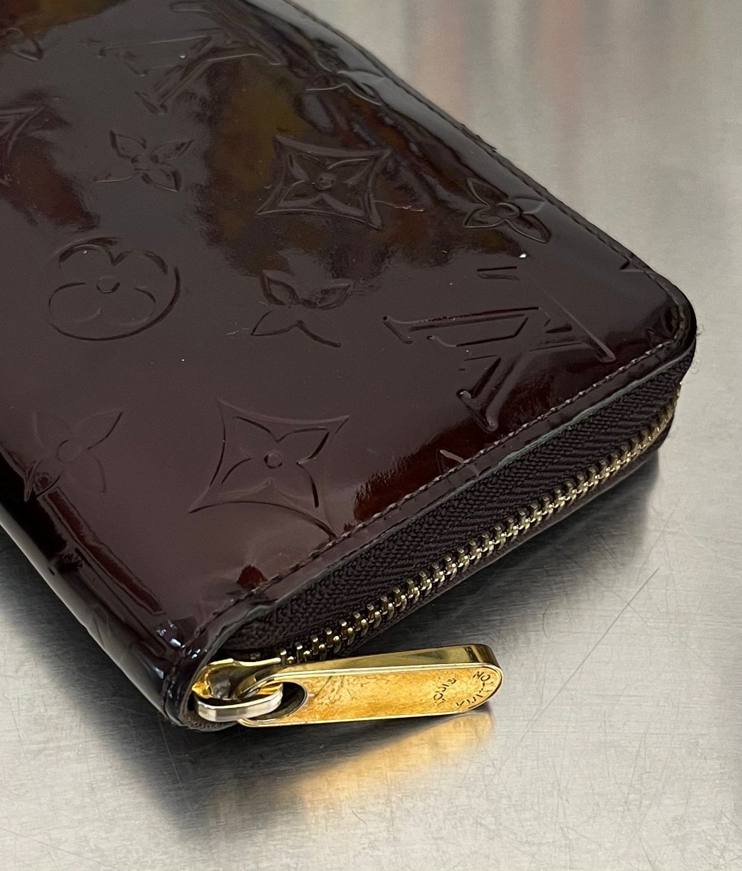 Louis Vuitton Zippy Lackleder