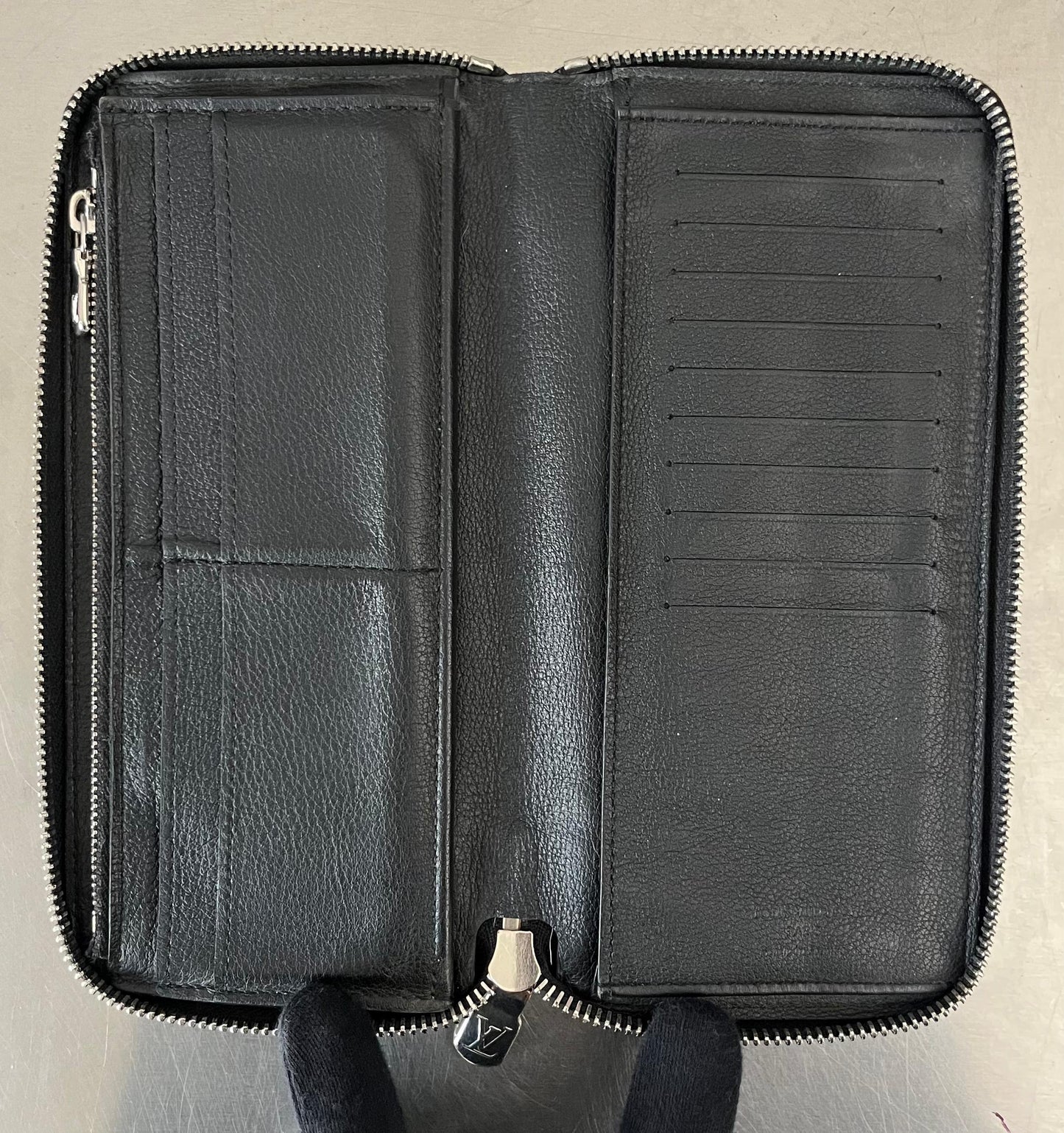 Louis Vuitton Zippy Vertical Taurillon Leder