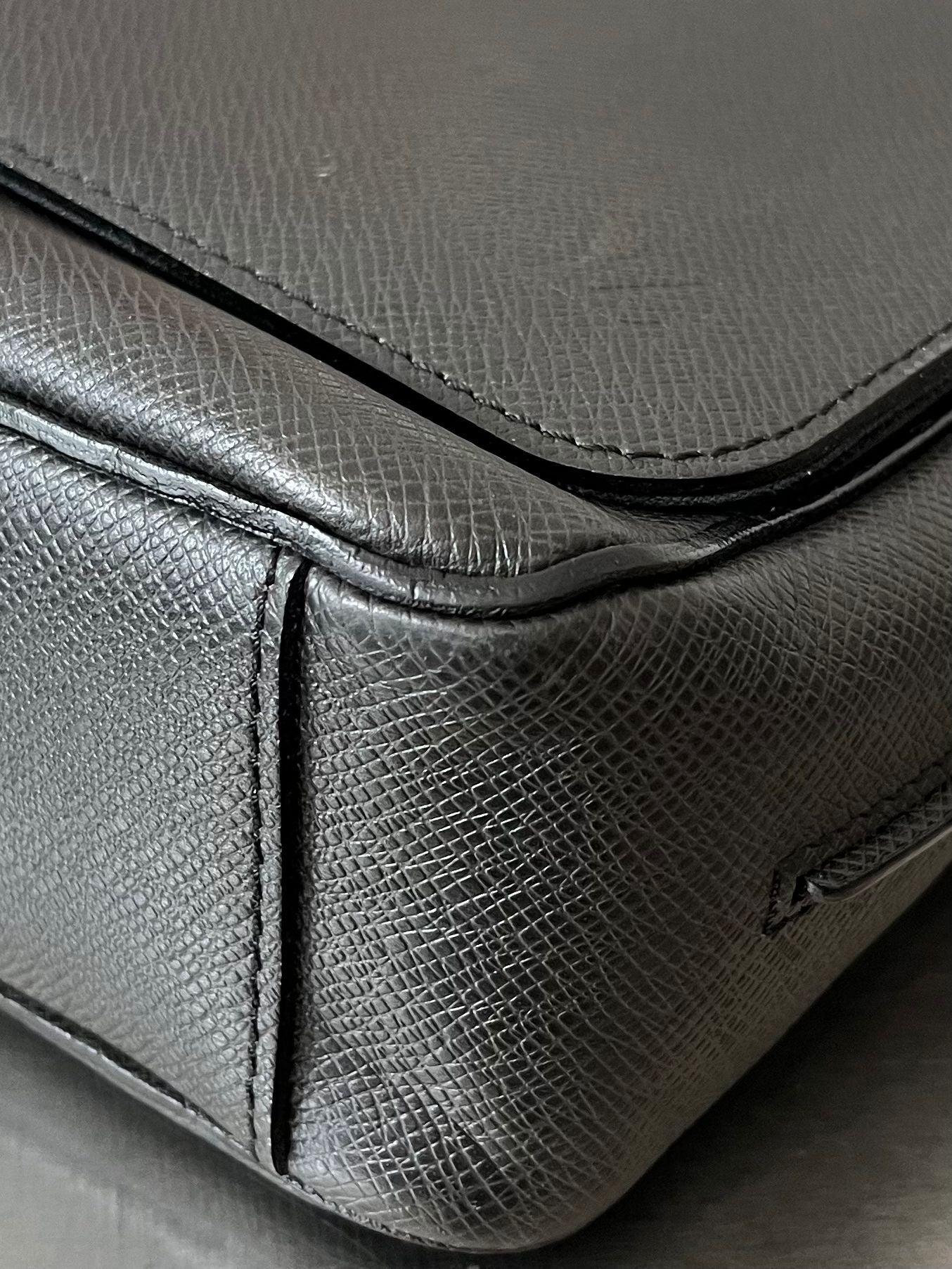 Louis Vuitton Roman PM Taiga Messenger