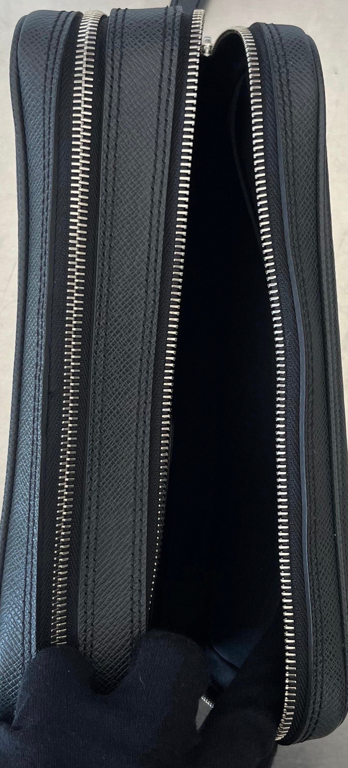 Louis Vuitton Pavel Taiga Leder