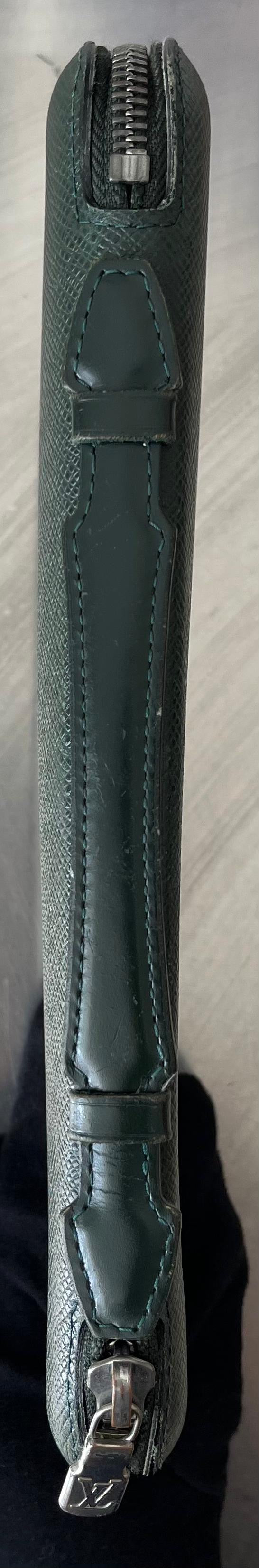 Louis Vuitton Atoll Organizer Taiga (Dunkelgrün)