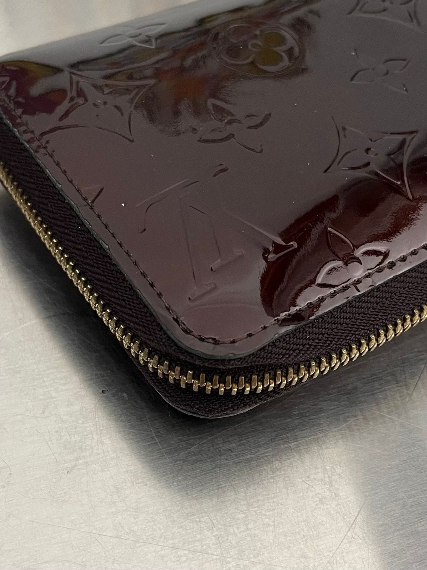 Louis Vuitton Zippy Lackleder
