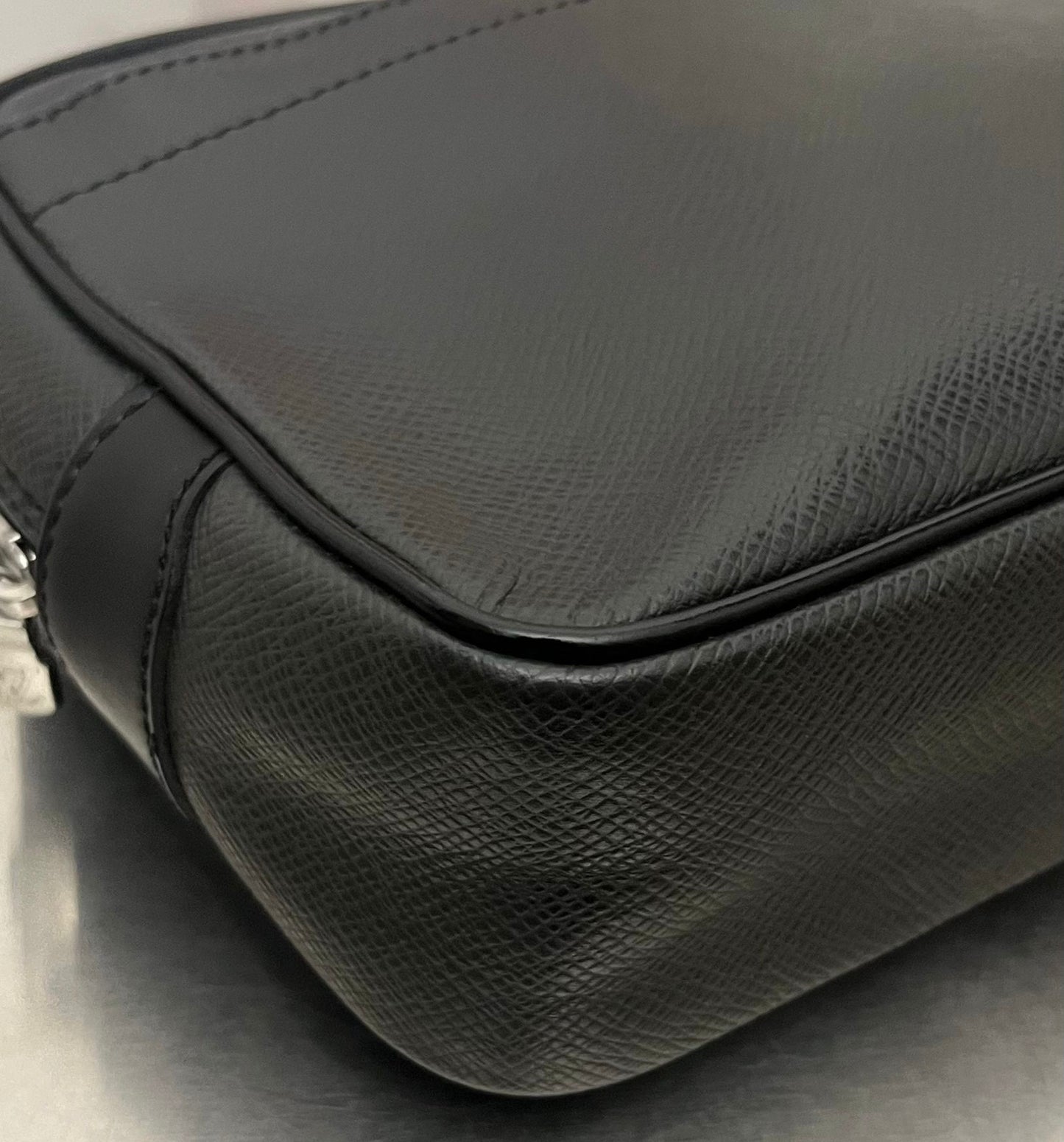 Louis Vuitton Karga Taiga Leder