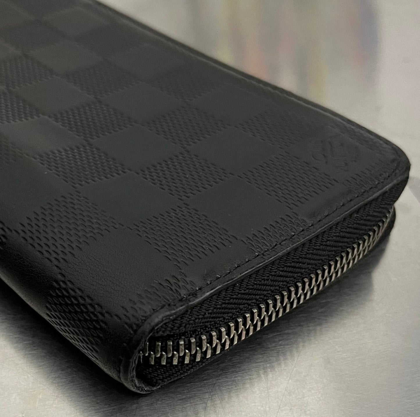 Louis Vuitton Zippy Vertical Infini Leder (Initialen K.G)