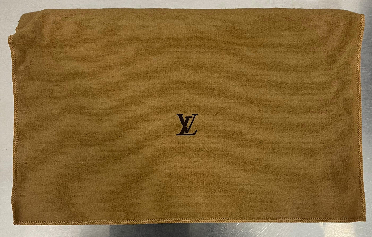 Louis Vuitton Karga Taiga Leder