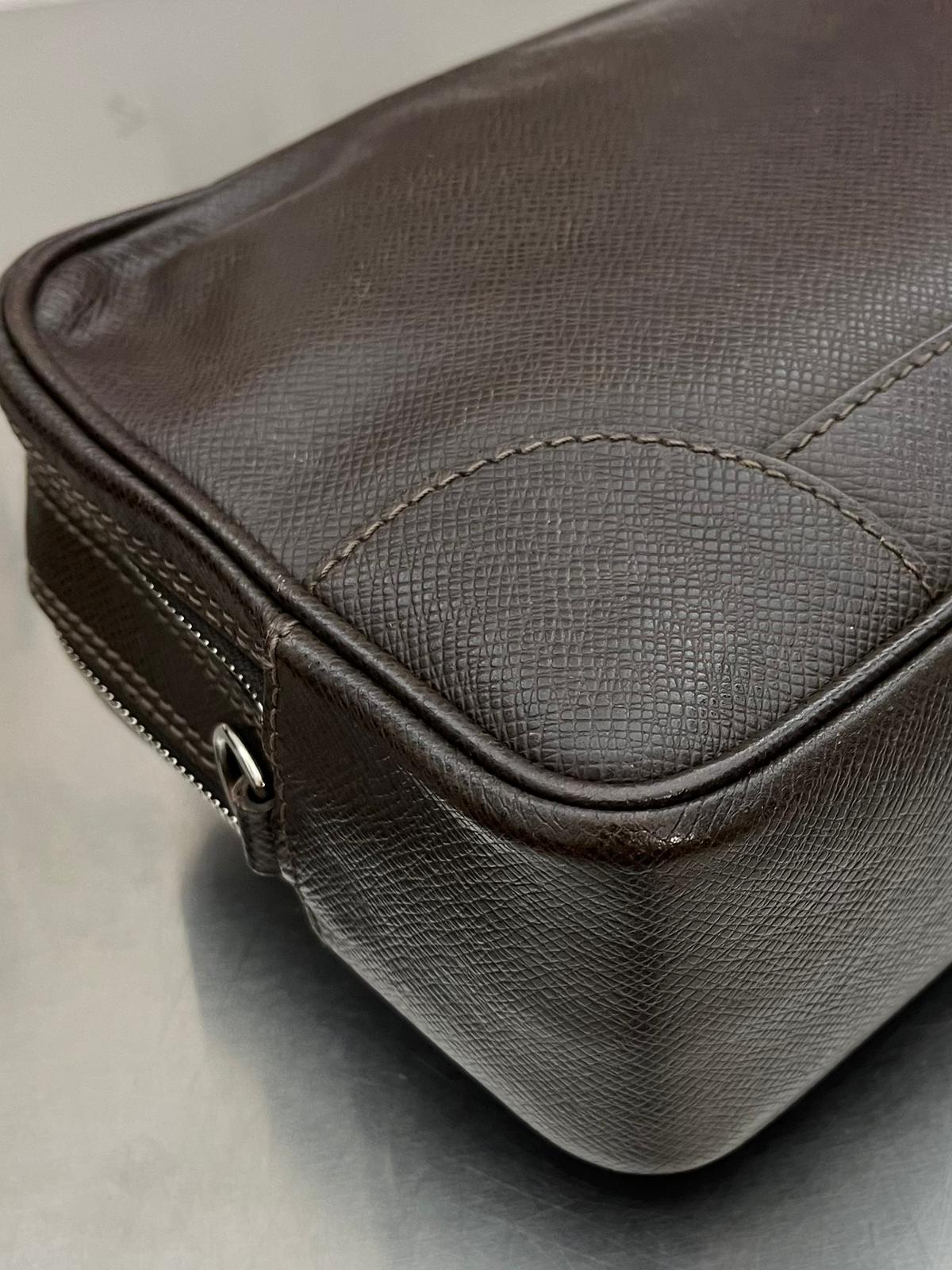 Louis Vuitton Pavel Taiga Leder (Braun)