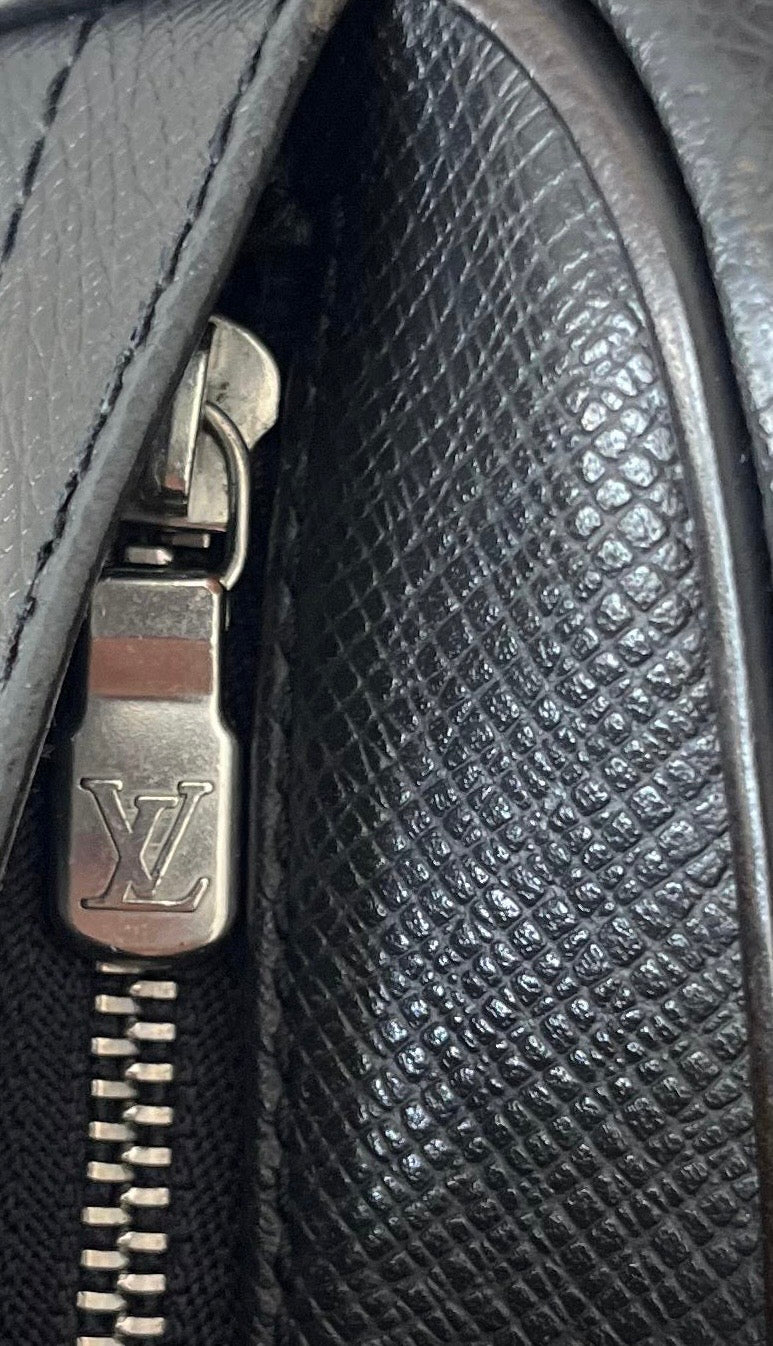 Louis Vuitton Karga Taiga Leder