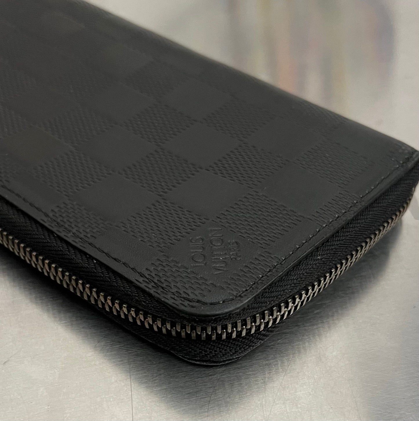 Louis Vuitton Zippy Vertical Infini Leder (Initialen K.G)