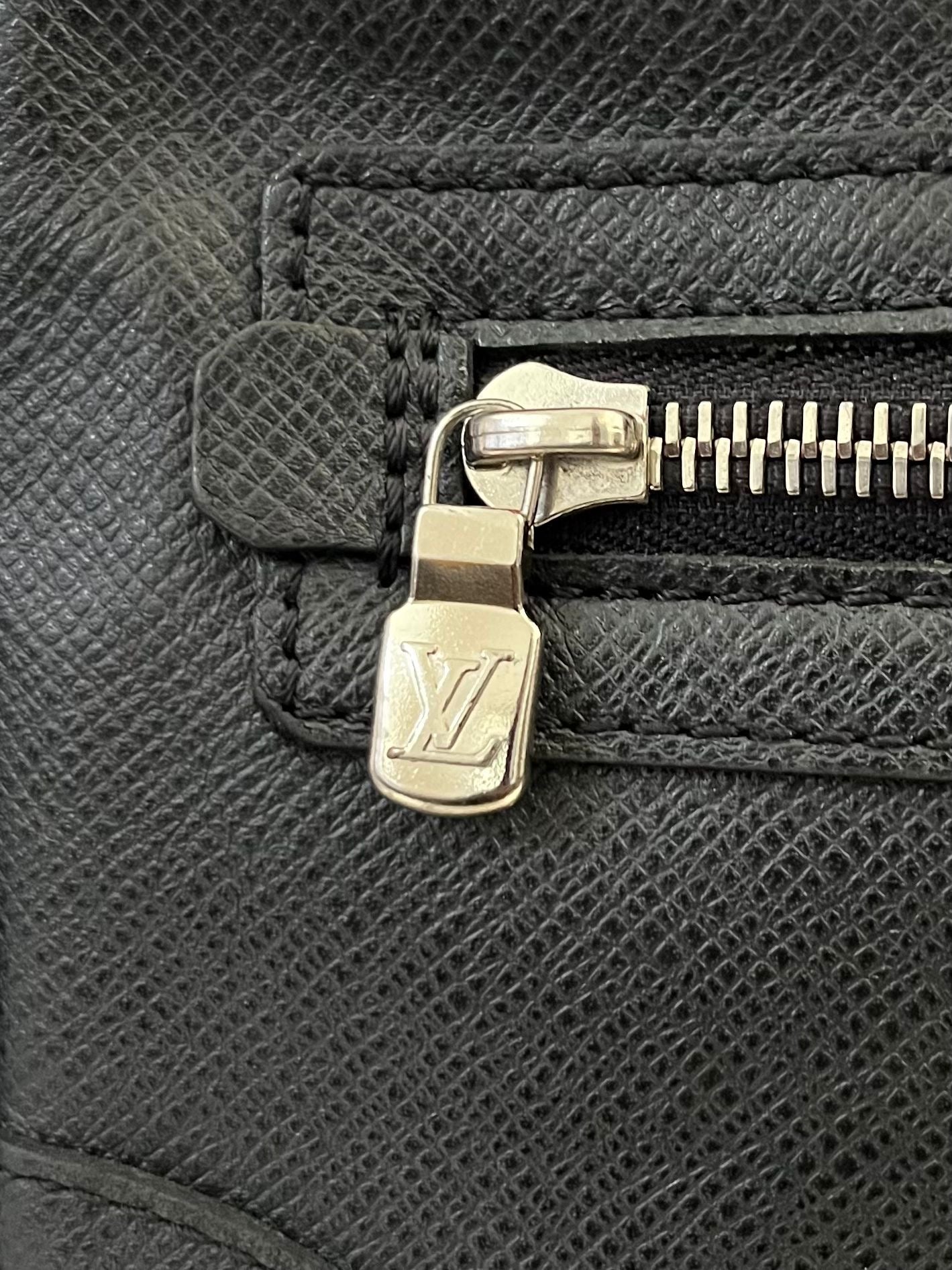 Louis Vuitton Pavel Taiga Leder