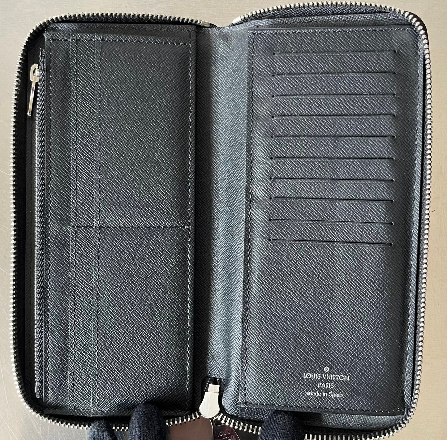 Louis Vuitton Zippy Vertical Taiga