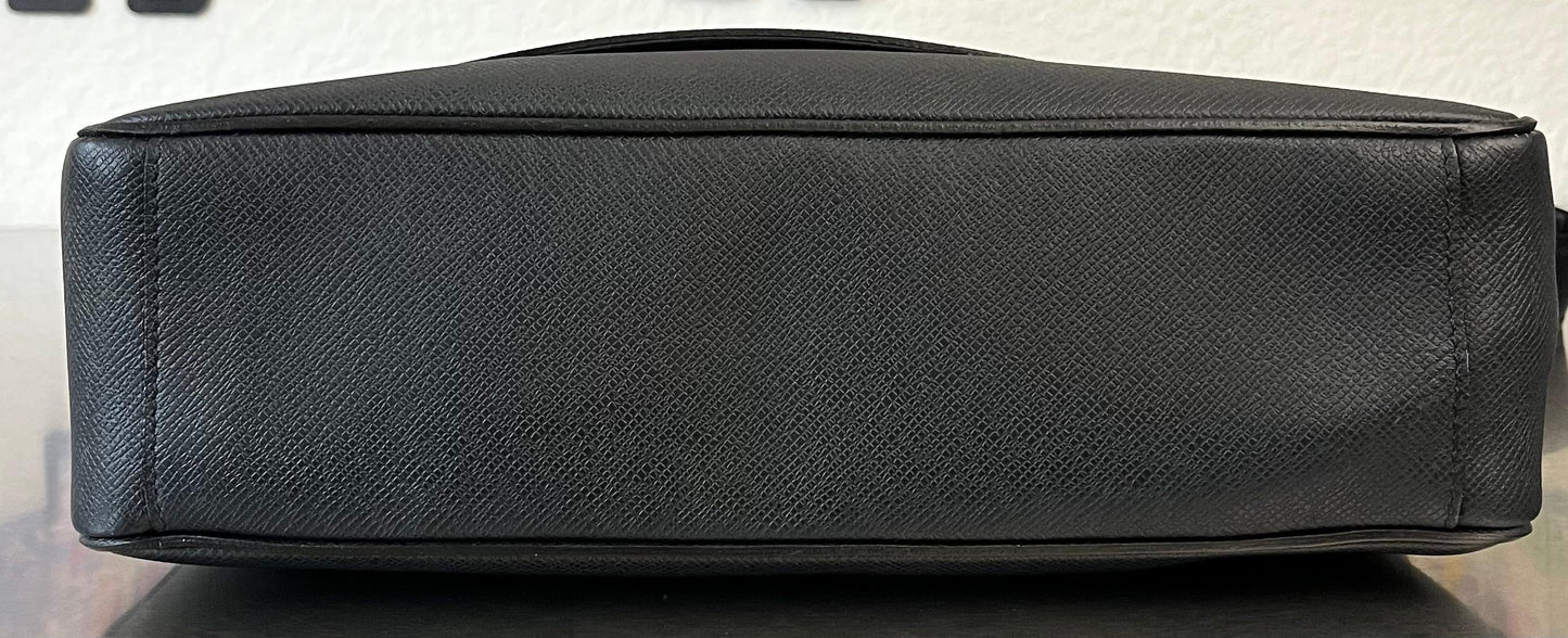 Louis Vuitton Roman MM Taiga Messenger