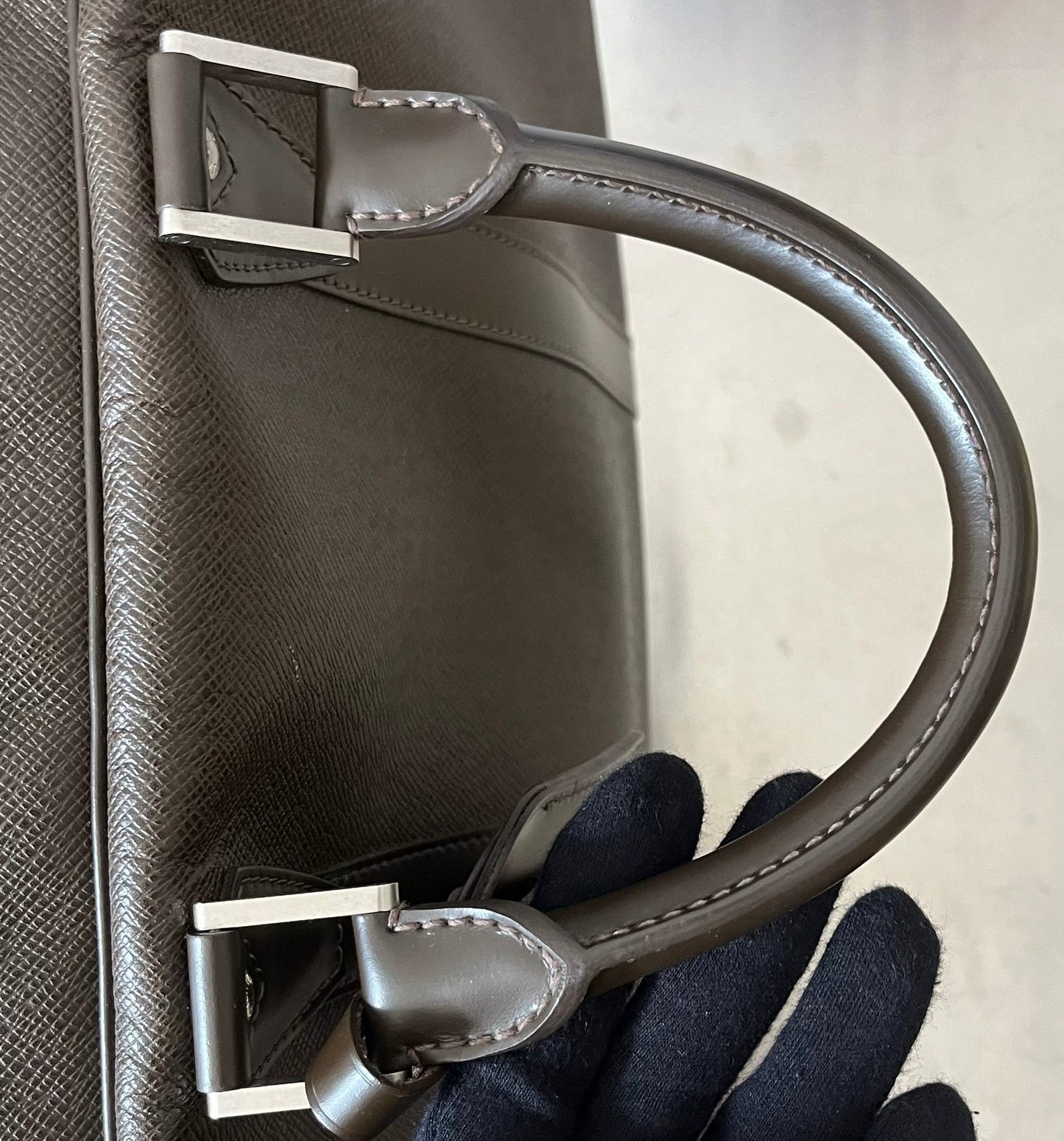 Louis Vuitton Kendall PM Taiga Leder