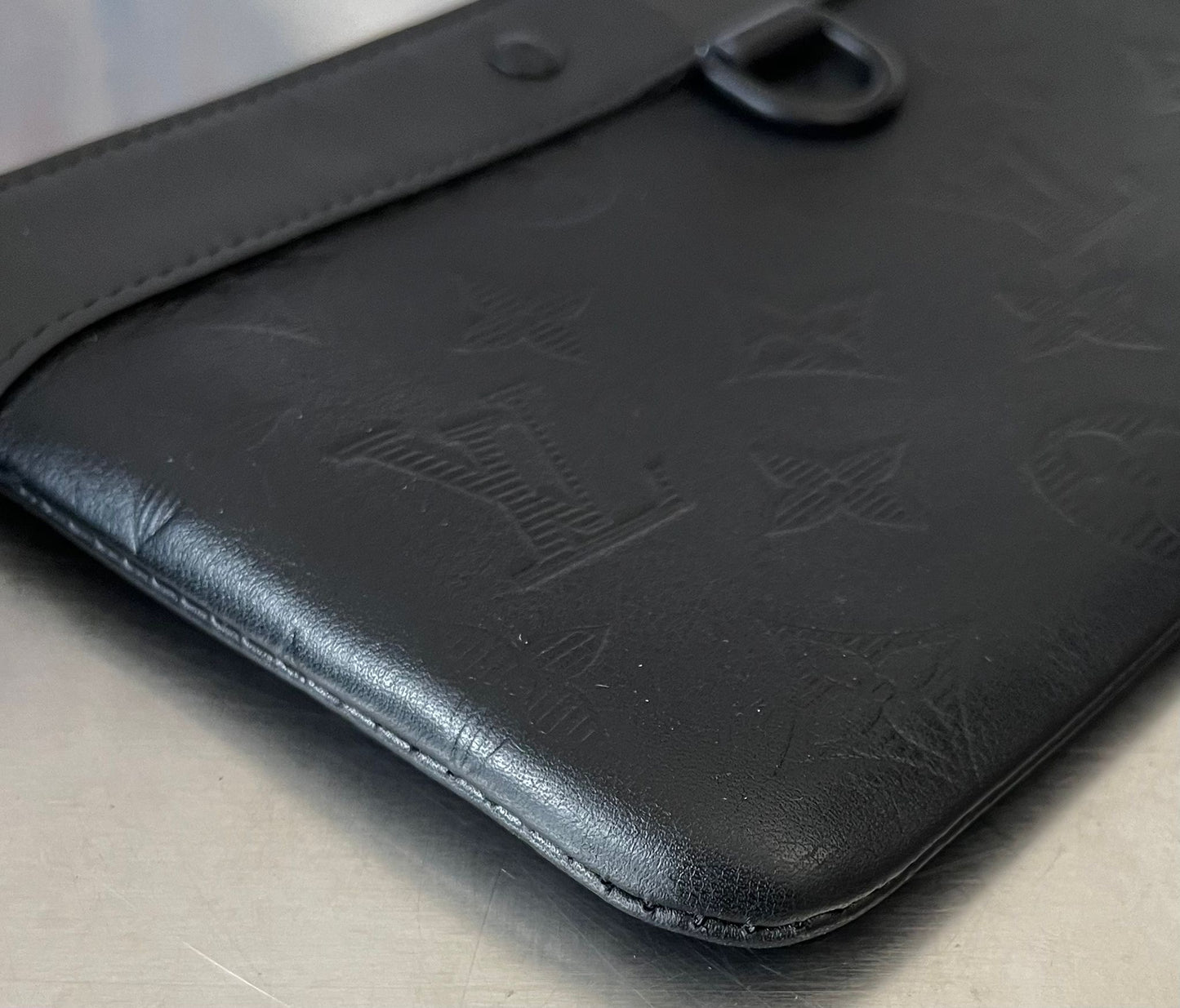 Louis Vuitton Shadow Pochette Discovery PM Leder