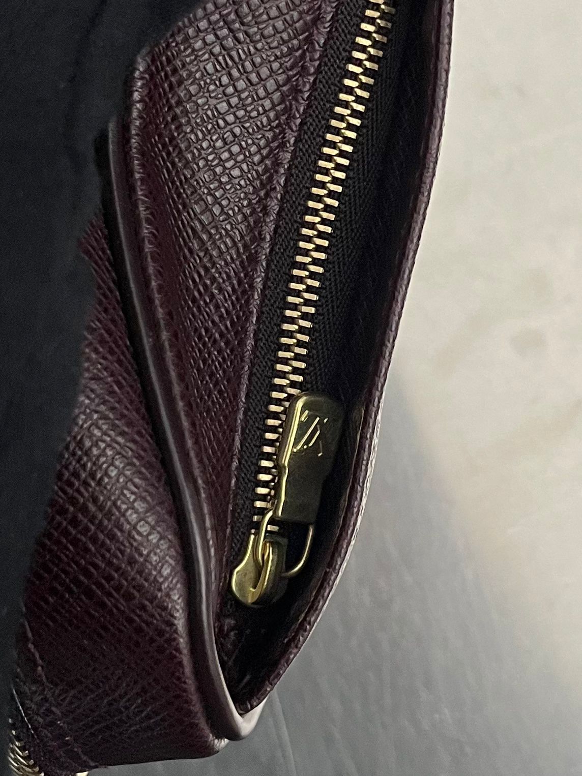Louis Vuitton Karga Taiga Leder