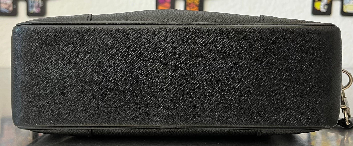 Louis Vuitton Pavel Taiga Leder