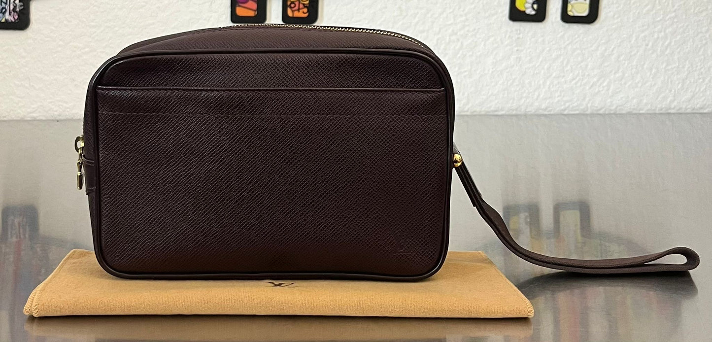 Louis Vuitton Karga Taiga Leder