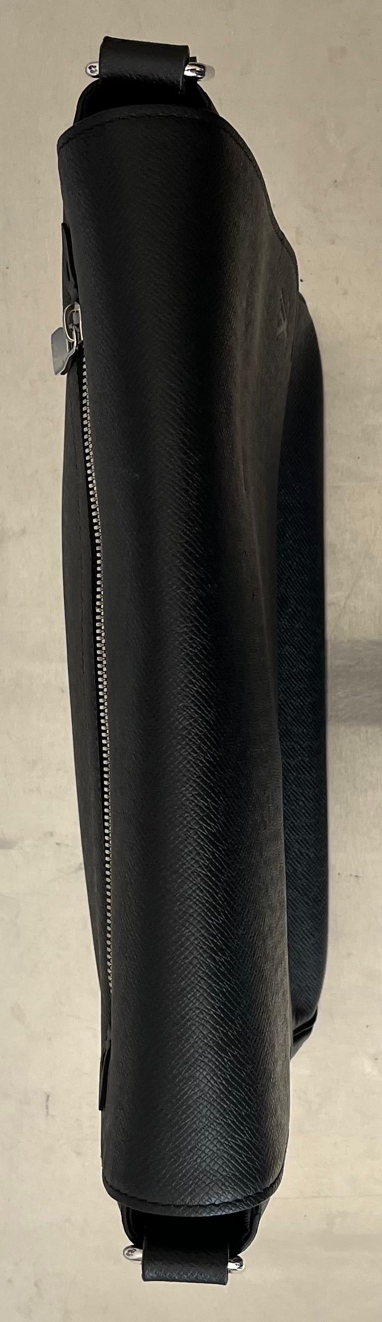 Louis Vuitton Roman MM Taiga Messenger