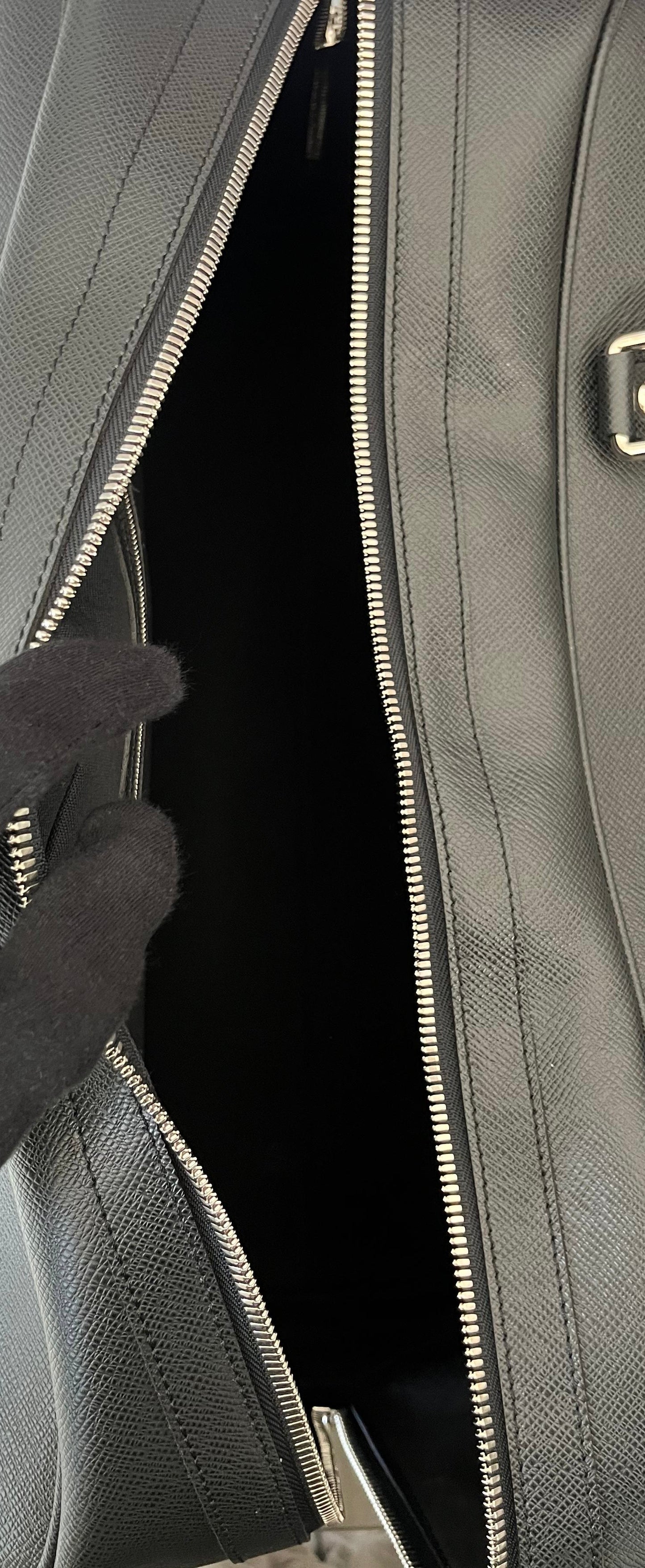 Louis Vuitton Nikolai  Taiga Leder