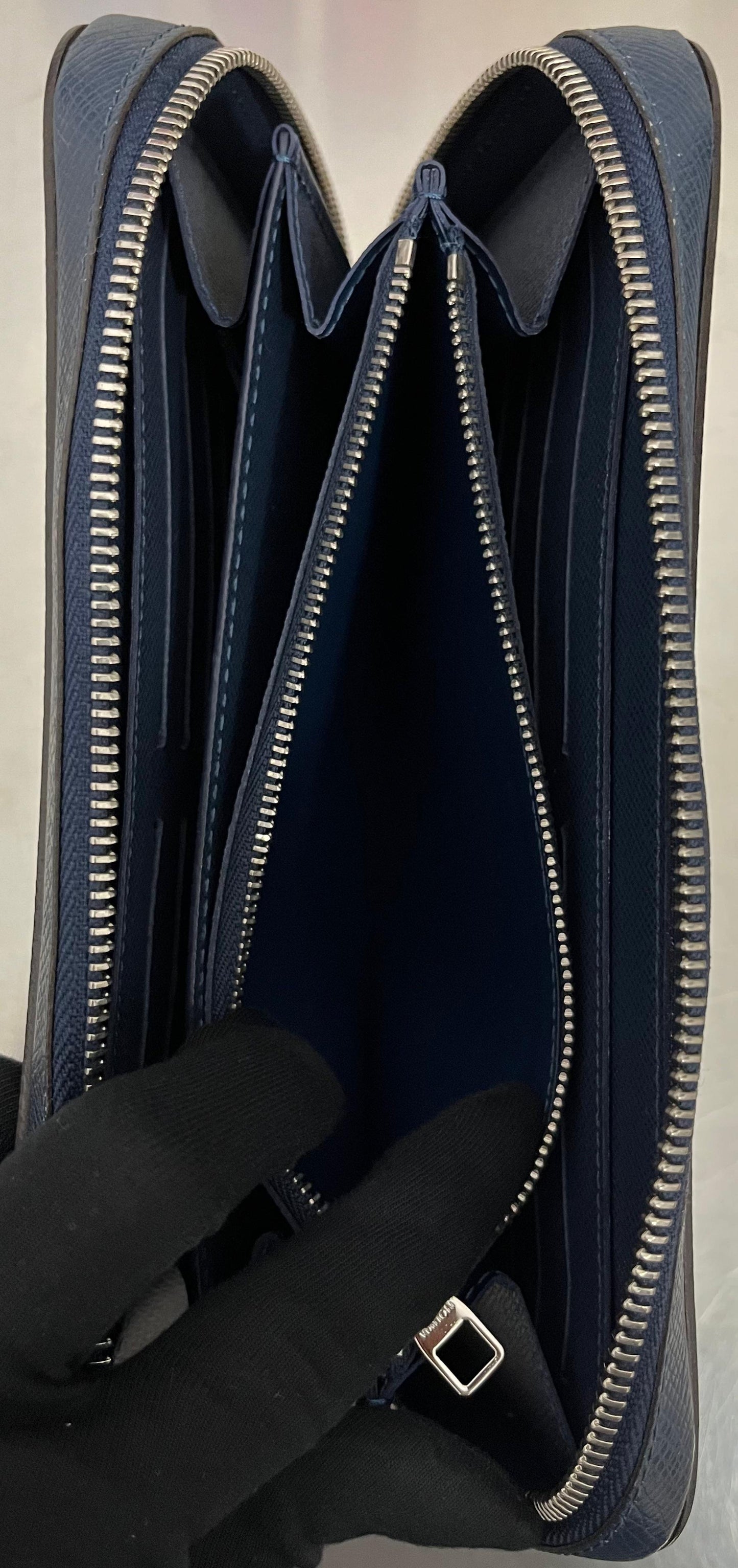 Louis Vuitton Zippy XL Taiga