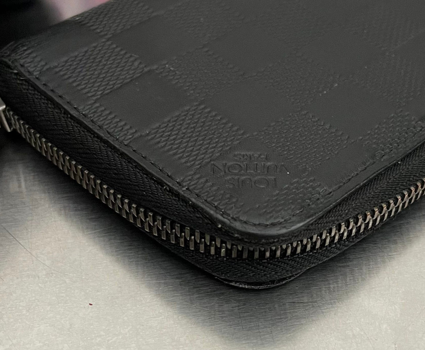 Louis Vuitton Zippy Vertical Infini Leder (Initialen K.G)