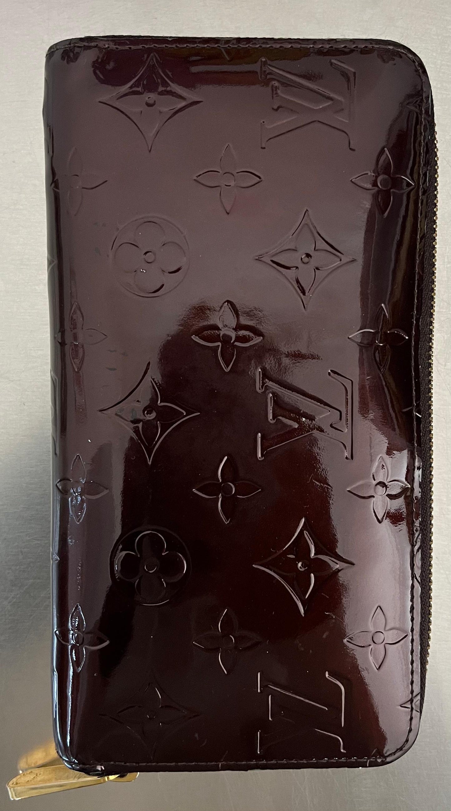 Louis Vuitton Zippy Lackleder
