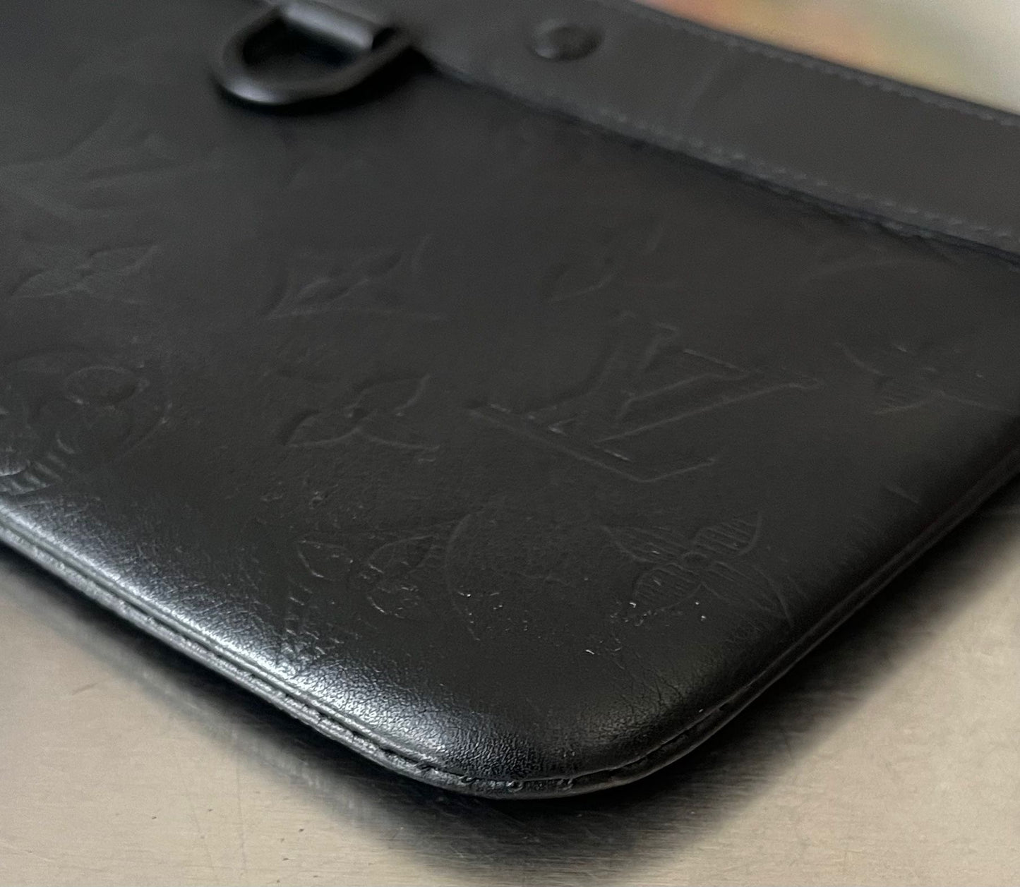 Louis Vuitton Shadow Pochette Discovery PM Leder