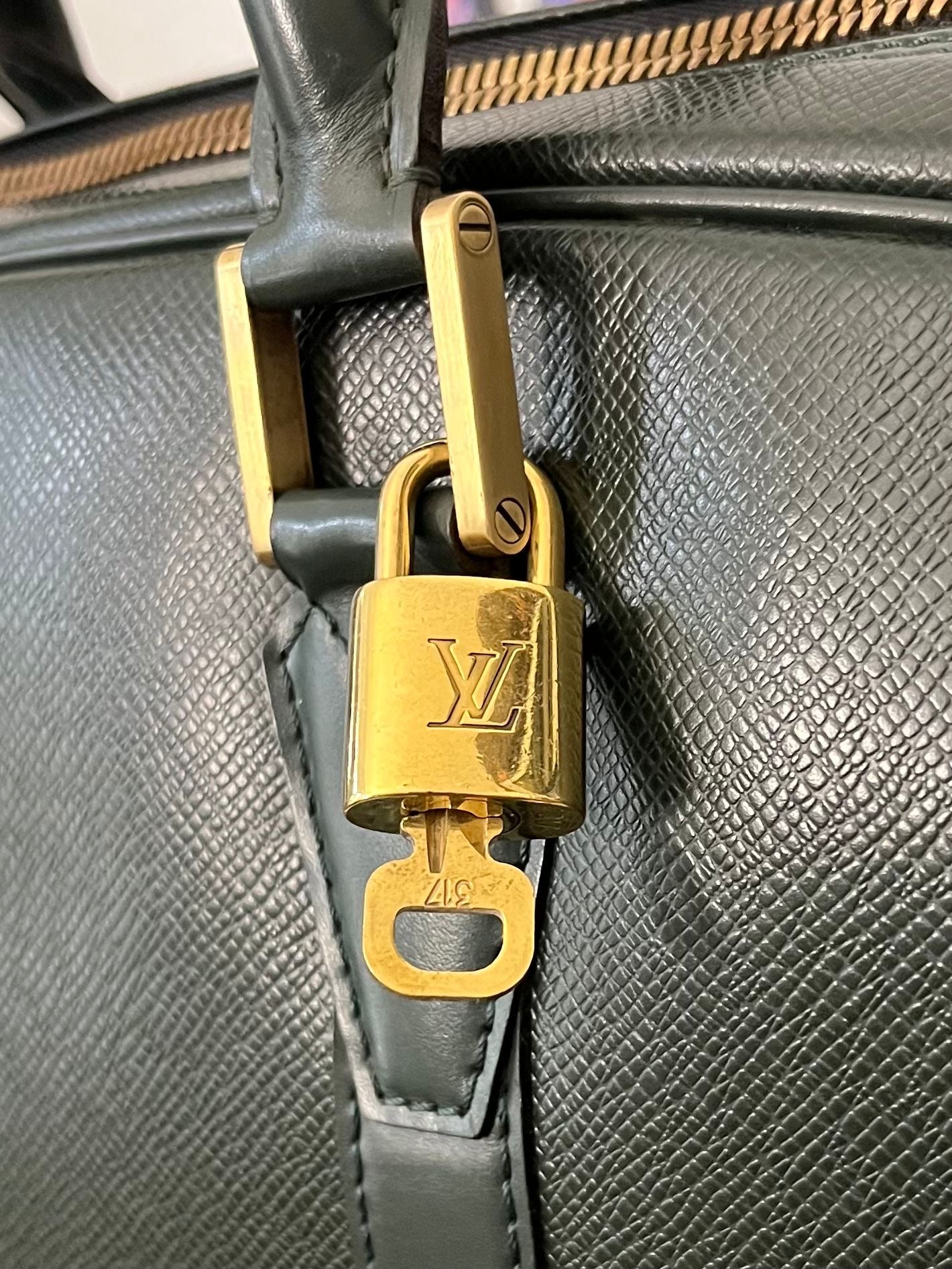 Louis Vuitton Helanga Taiga
