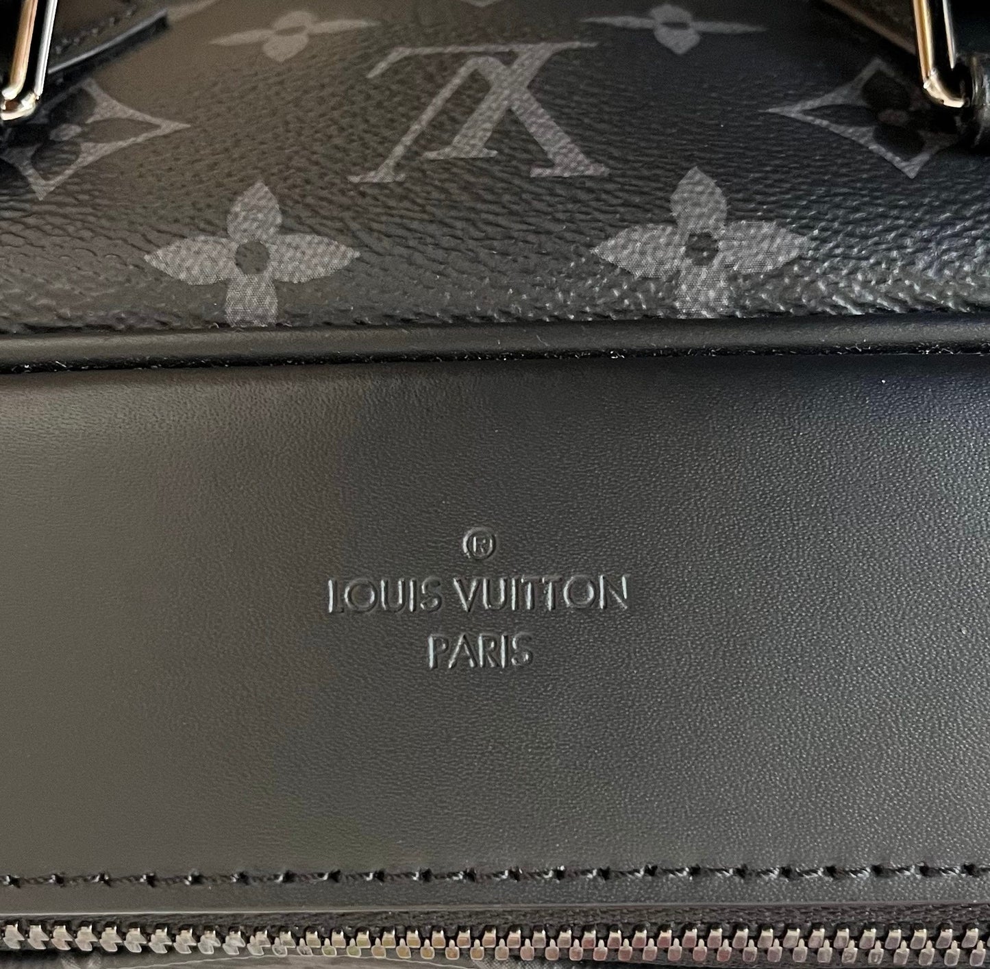 Louis Vuitton Kleiderschutzhülle Monogram Eclipse
