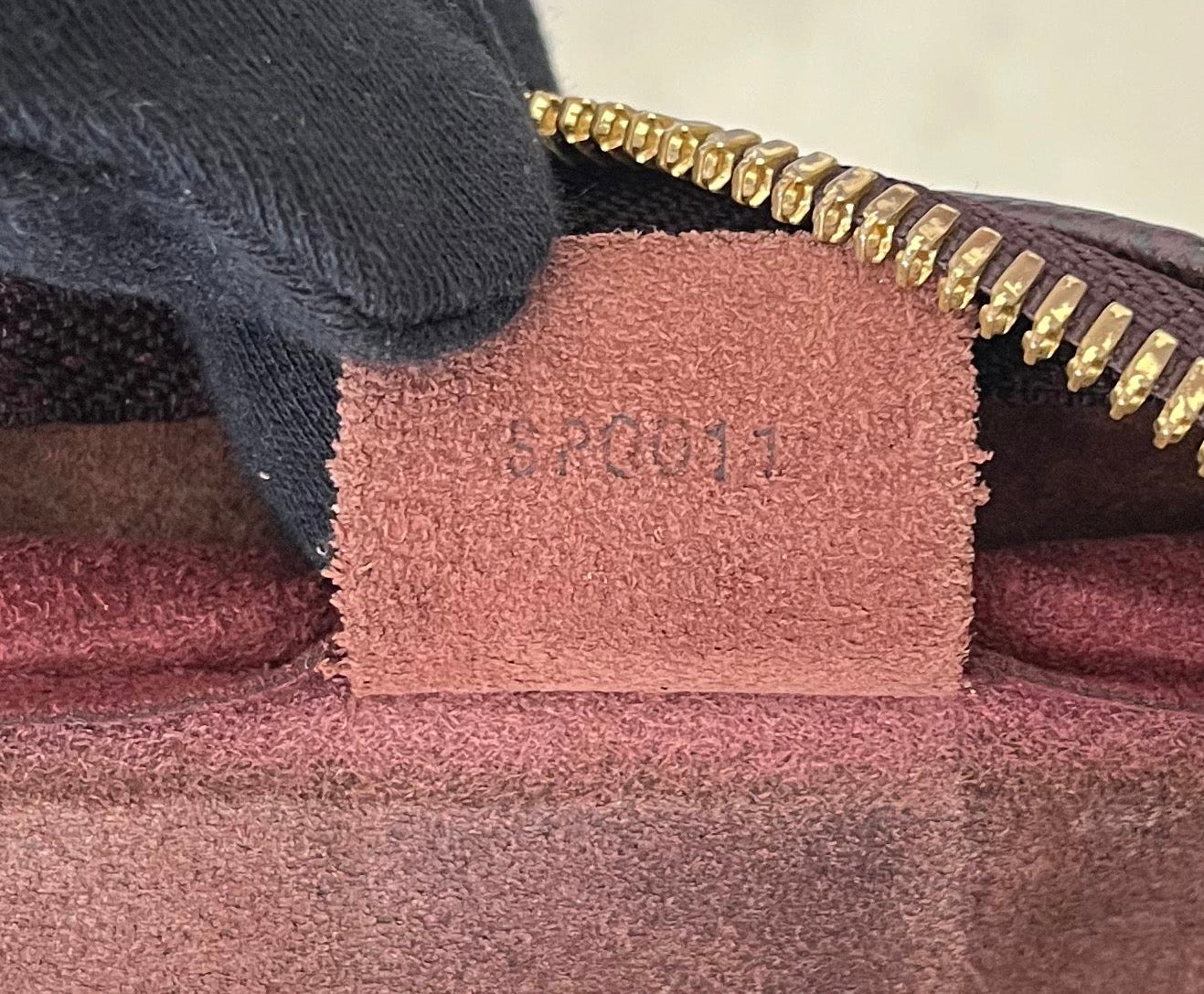 Louis Vuitton Kendall PM Taiga Leder