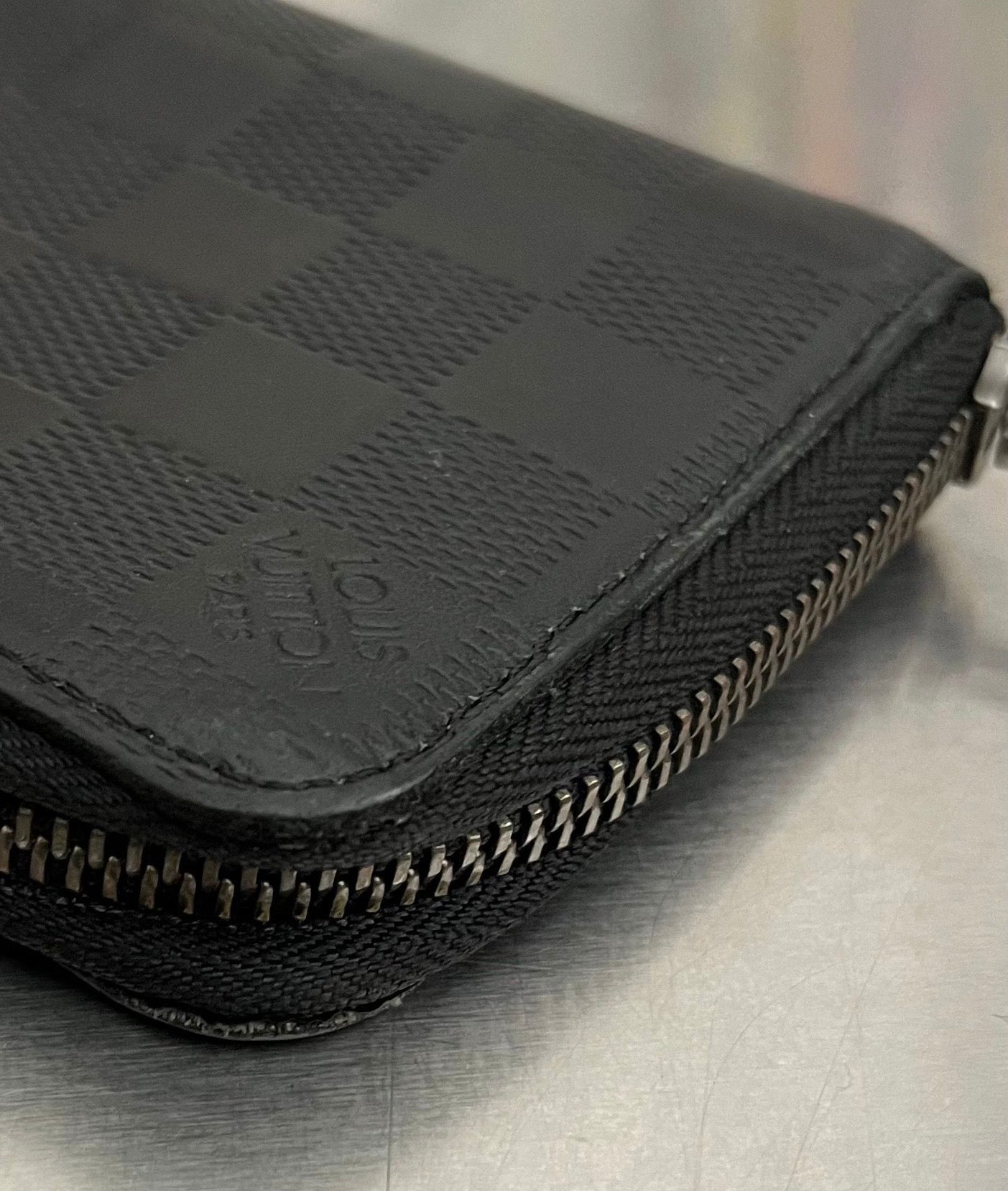Louis Vuitton Zippy Vertical Infini Leder (Initialen K.G)