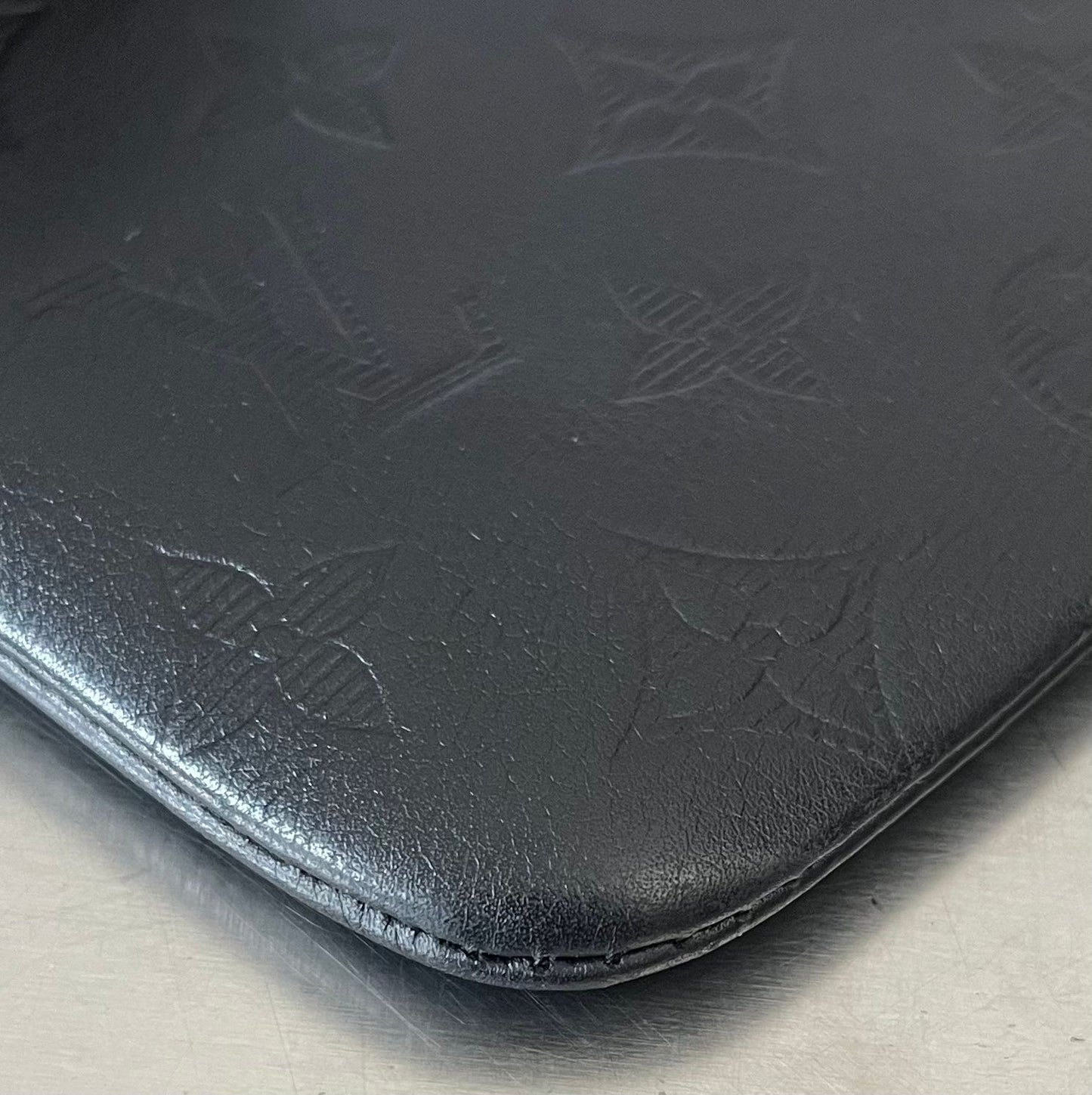 Louis Vuitton Shadow Pochette Discovery PM Leder