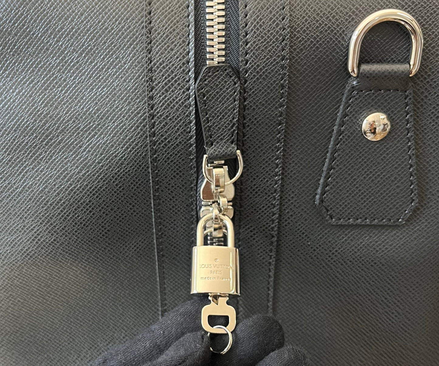 Louis Vuitton Nikolai  Taiga Leder