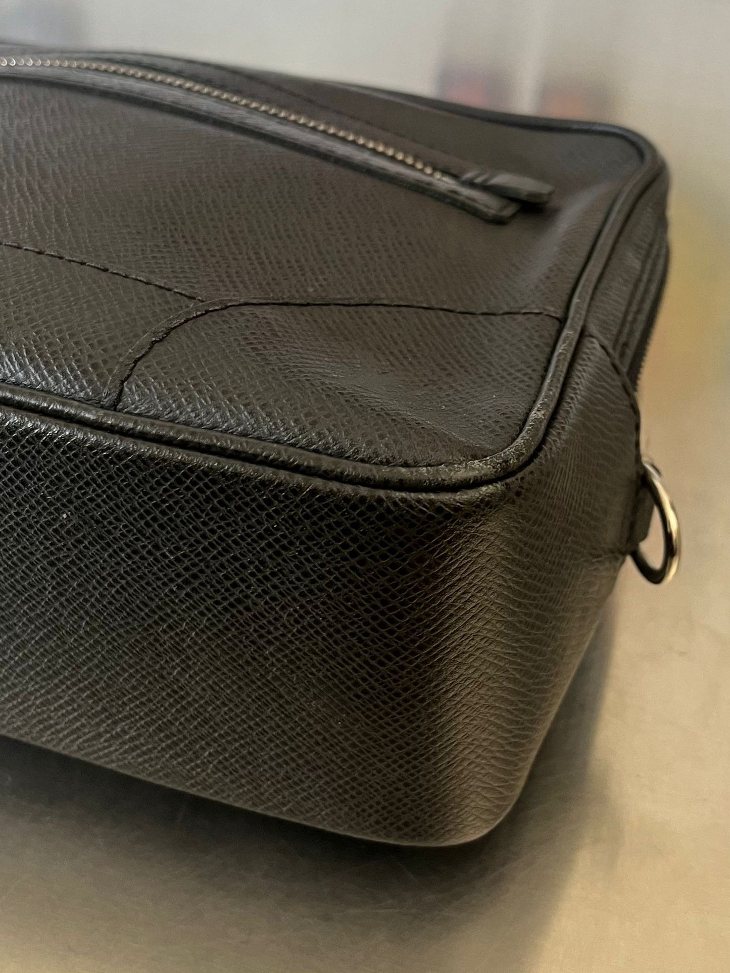 Louis Vuitton Pavel Taiga Leder