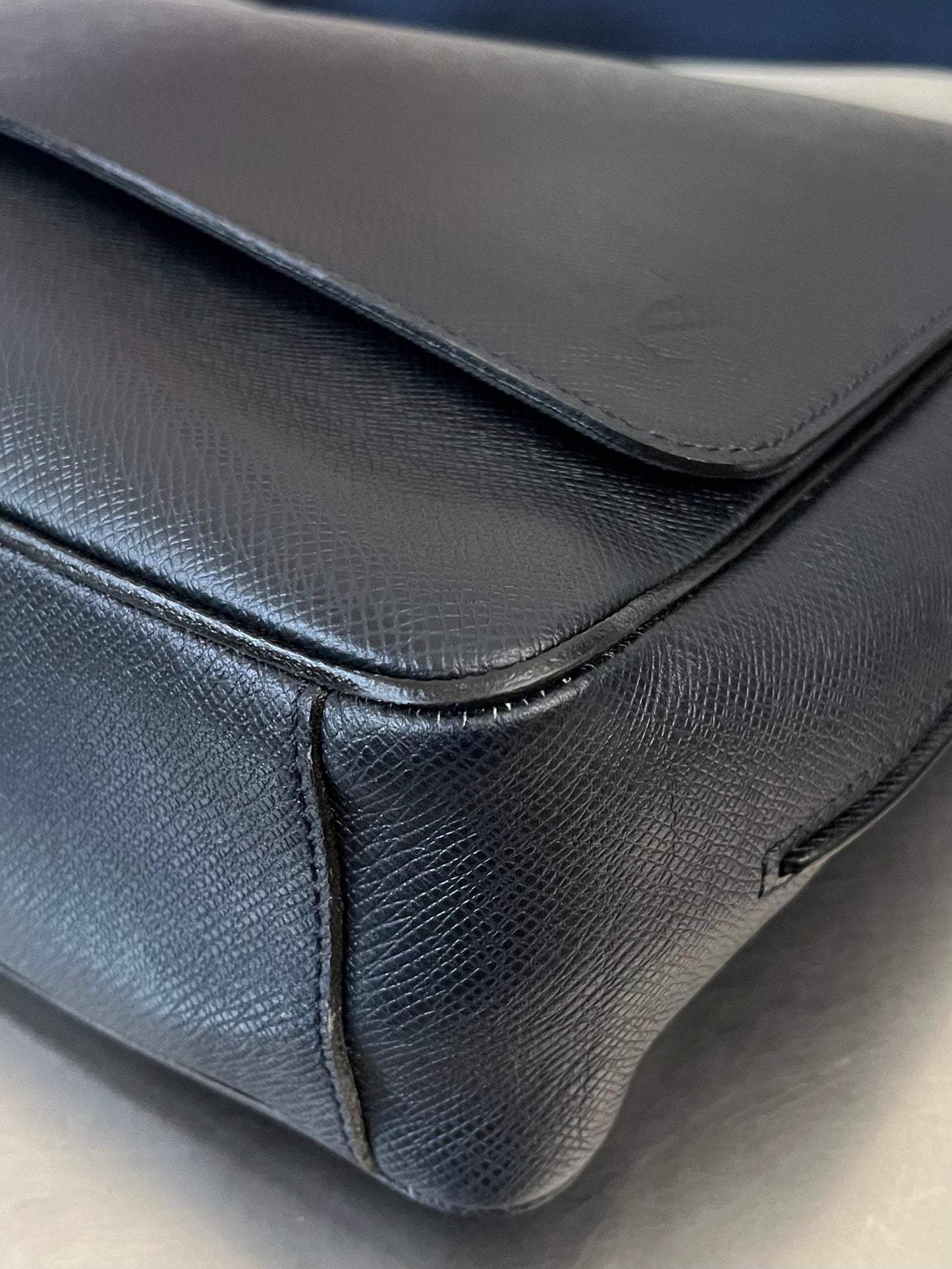 Louis Vuitton Roman MM Taiga Messenger