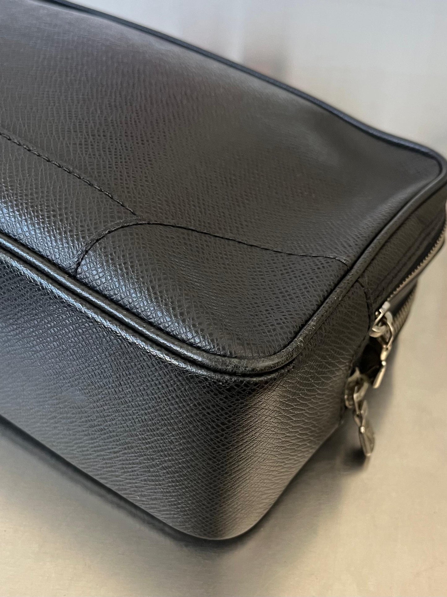 Louis Vuitton Pavel Taiga Leder