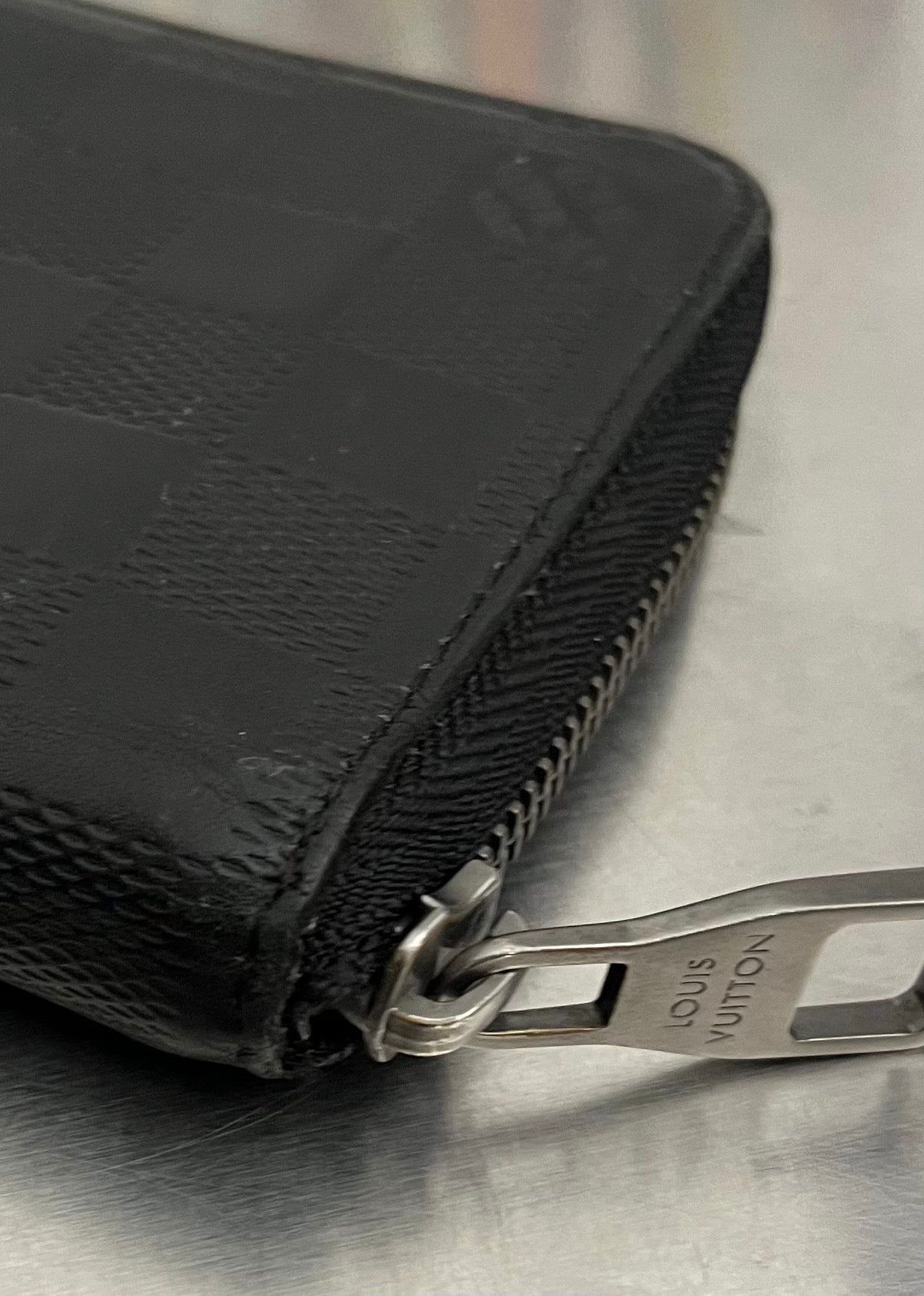 Louis Vuitton Zippy Vertical Infini Leder (Initialen K.G)