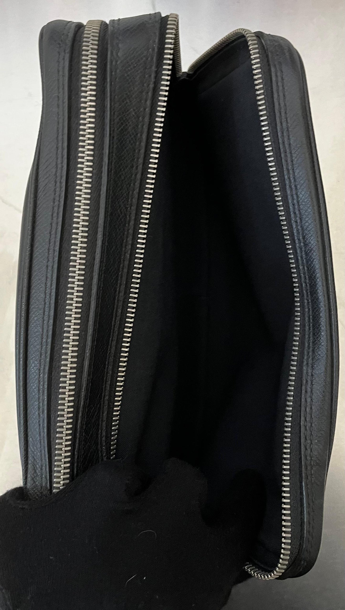 Louis Vuitton Pavel Taiga Leder