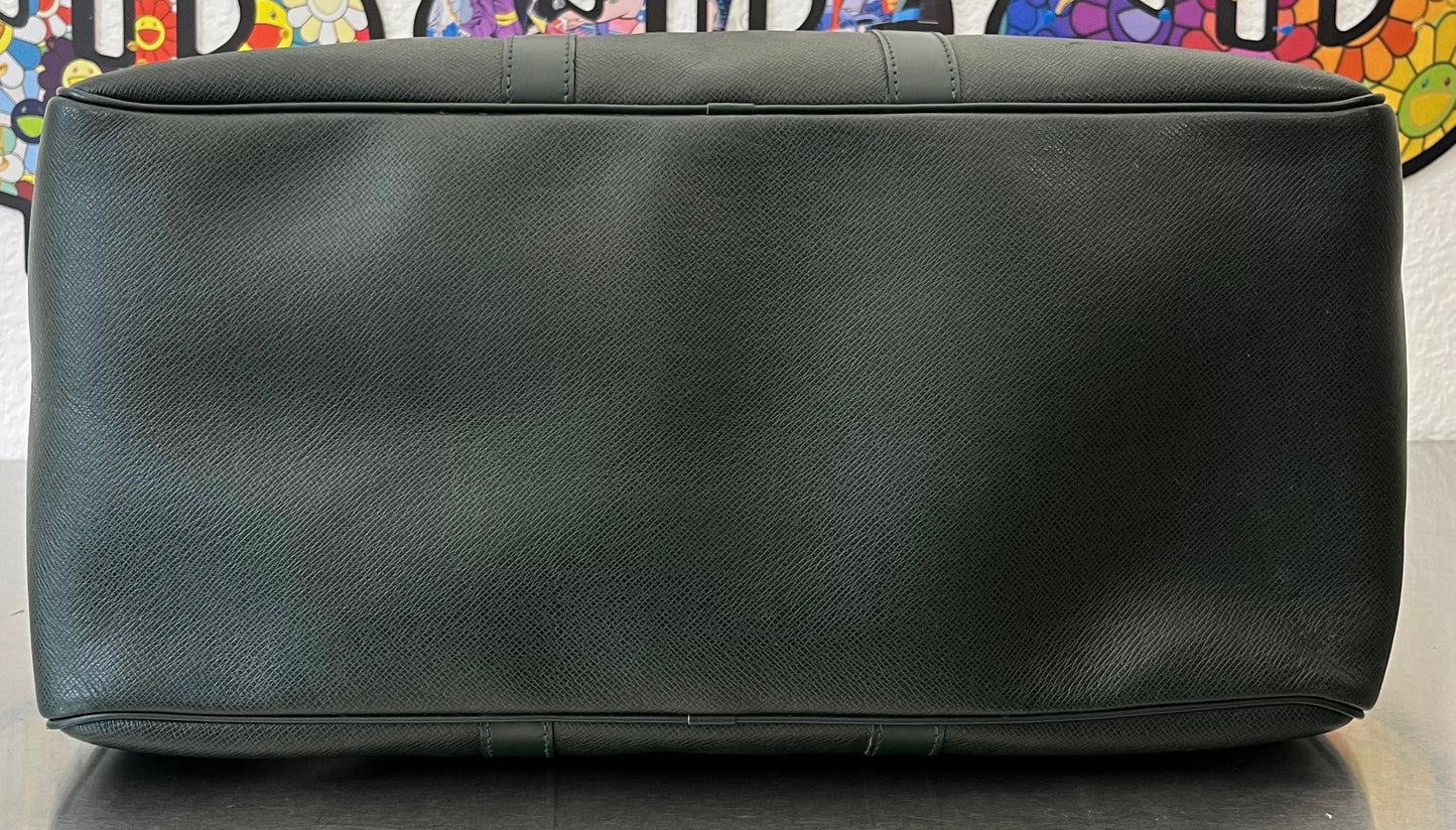 Louis Vuitton Kendall PM Taiga Leder