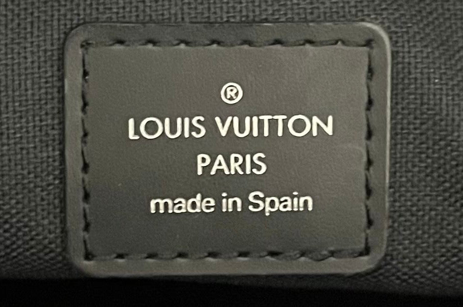 Louis Vuitton Karga Taiga Leder