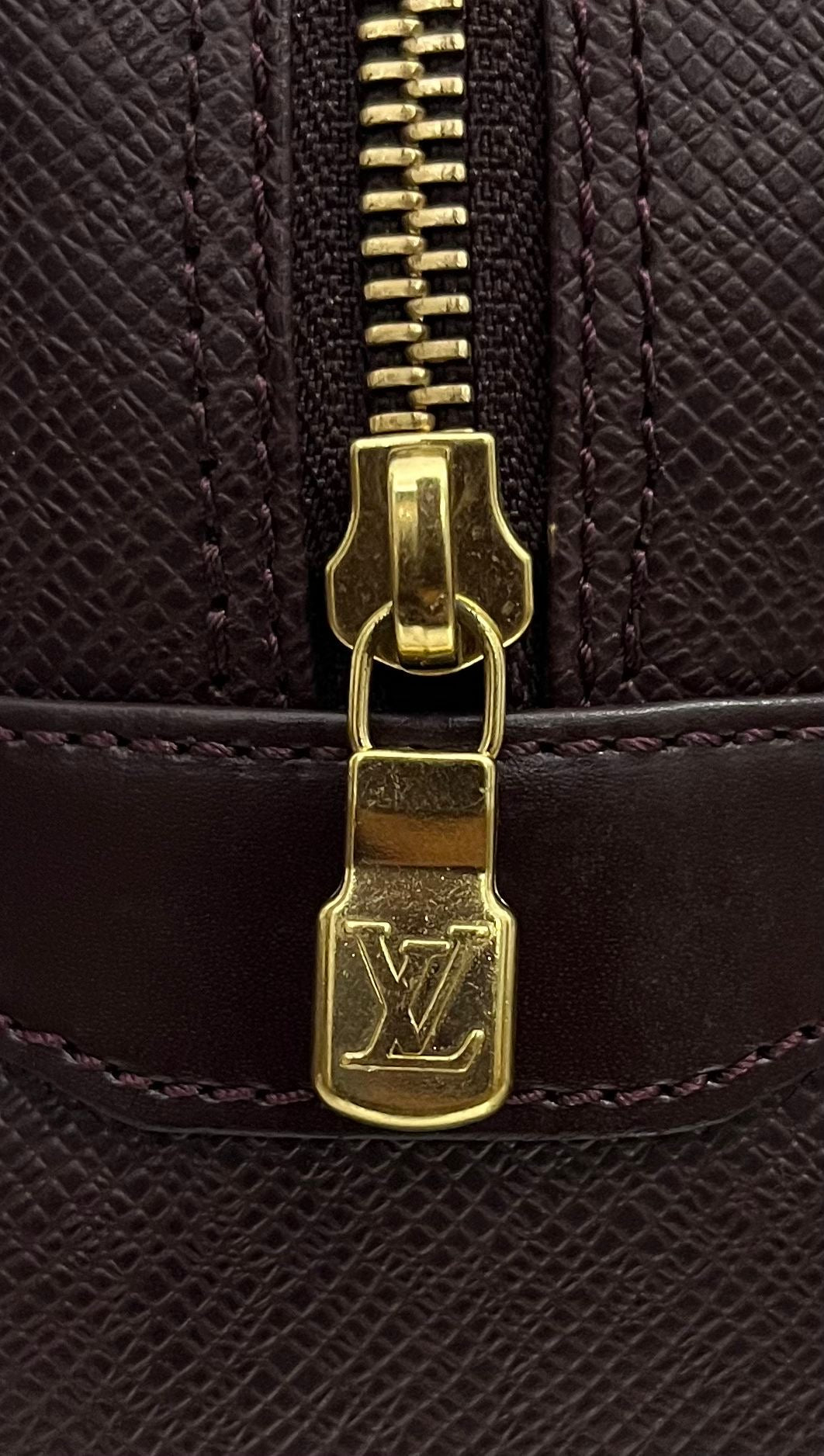 Louis Vuitton Karga Taiga Leder