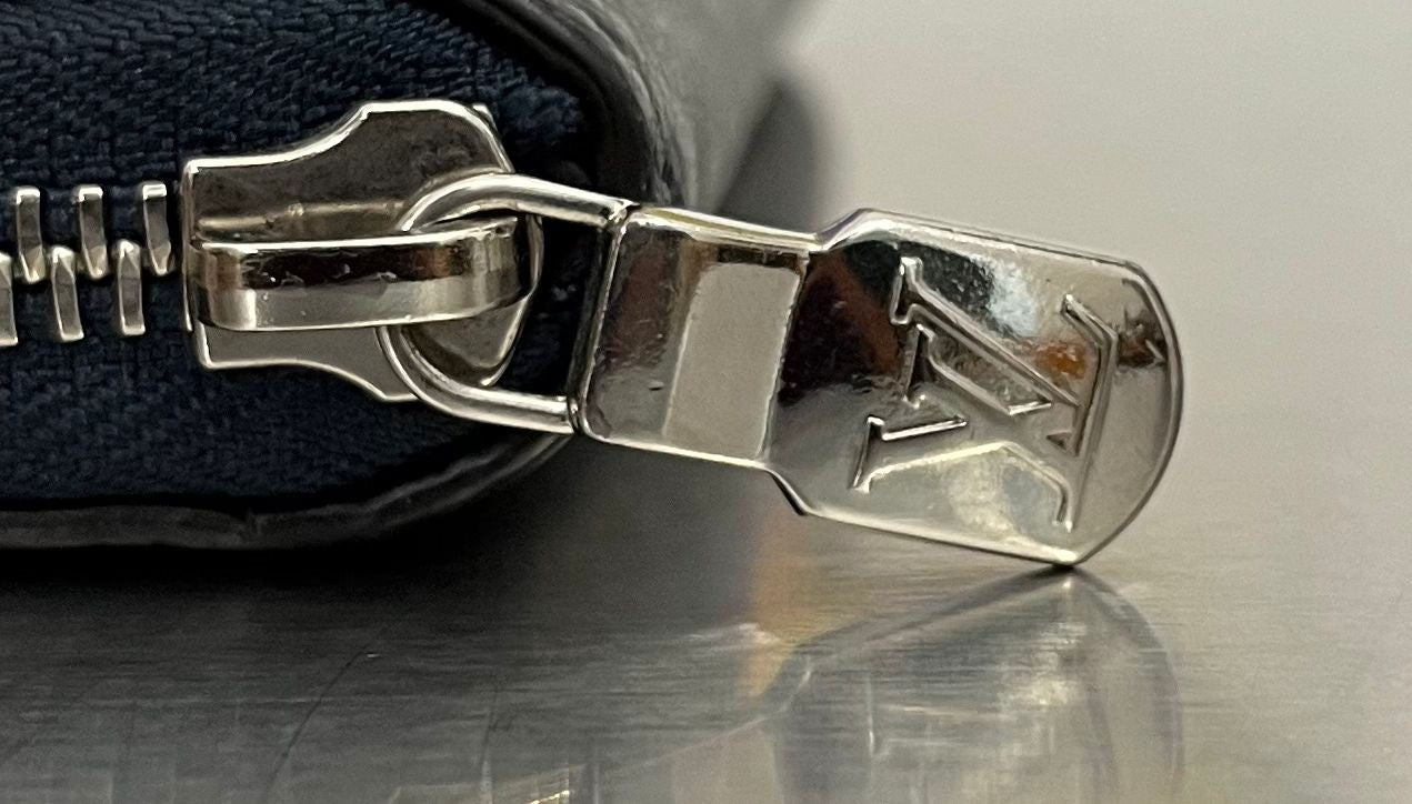 Louis Vuitton Zippy Vertical Taiga mit Initialen R.T