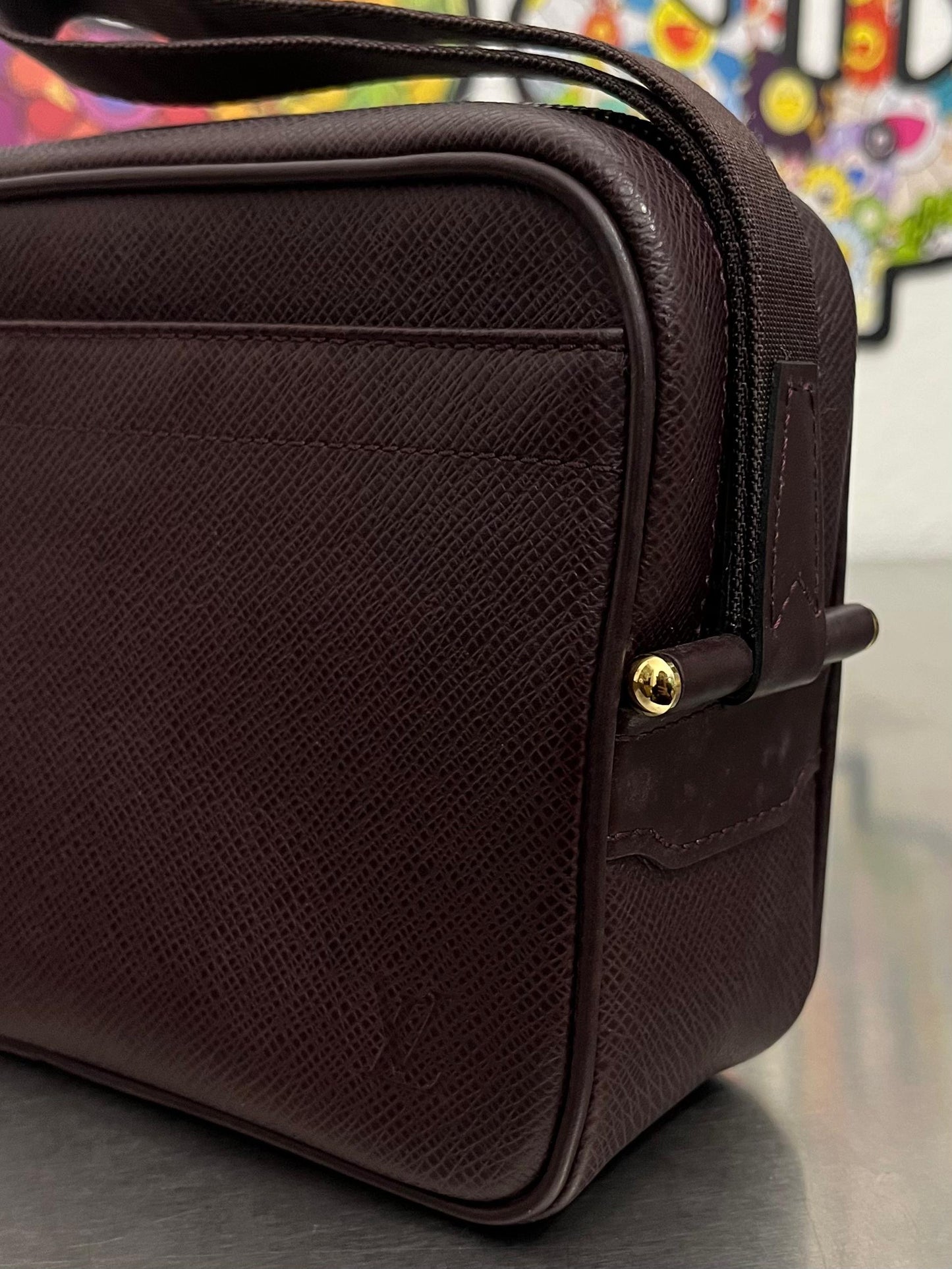 Louis Vuitton Karga Taiga Leder