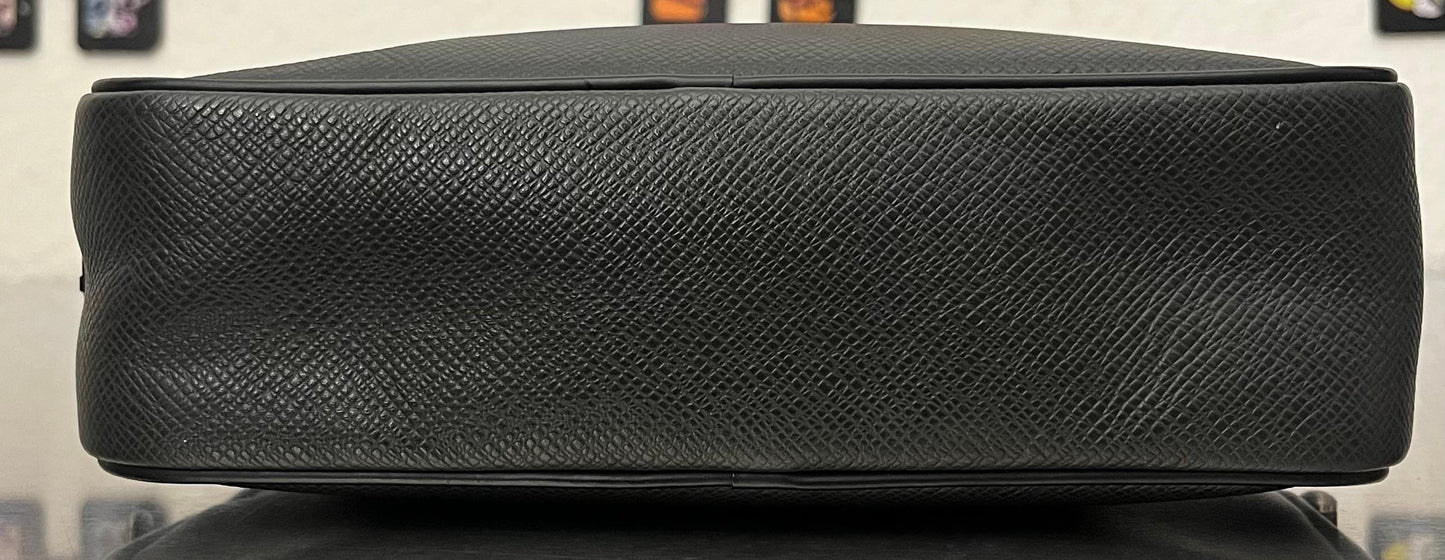 Louis Vuitton Karga Taiga Leder