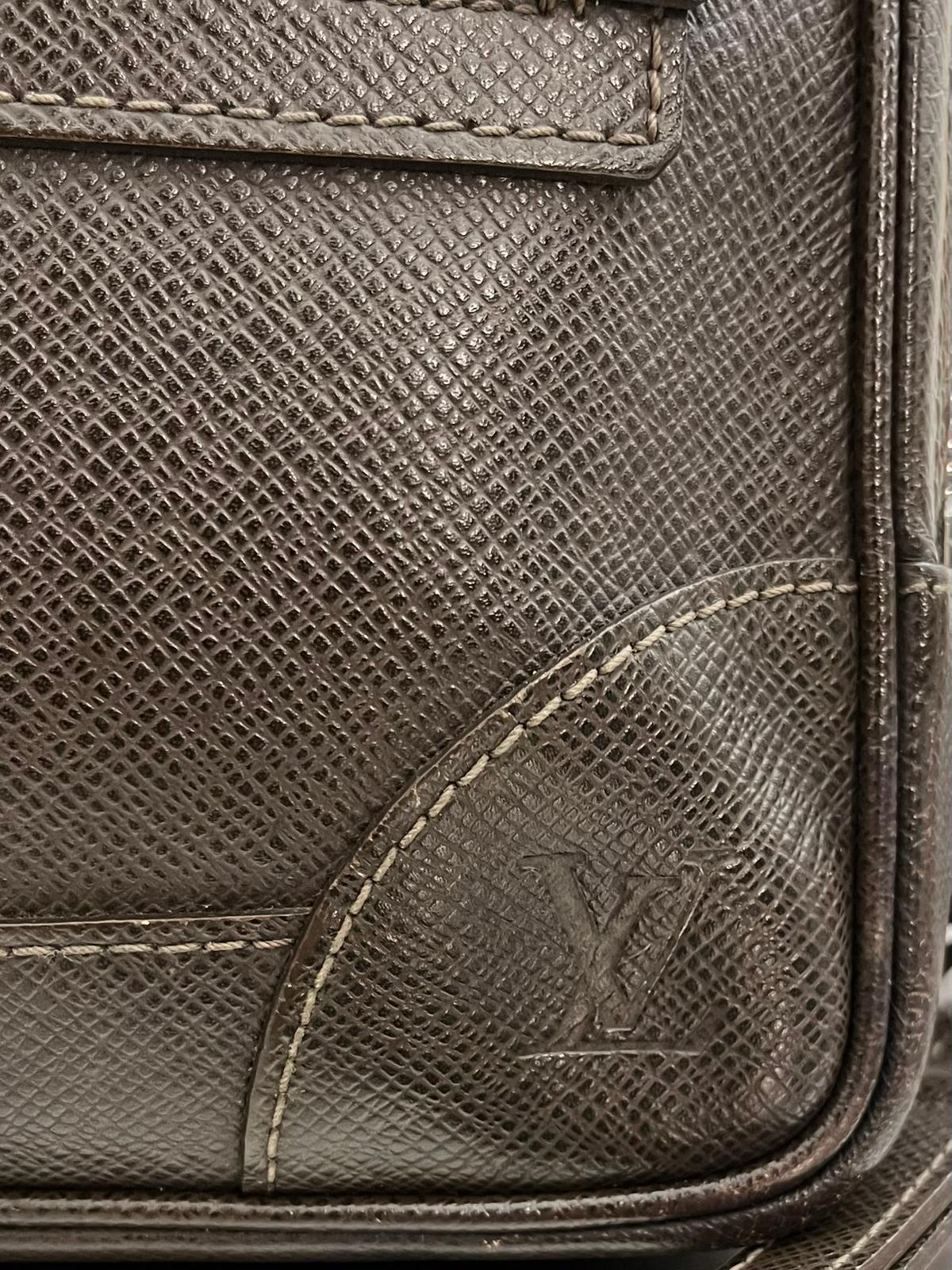 Louis Vuitton Pavel Taiga Leder (Braun)