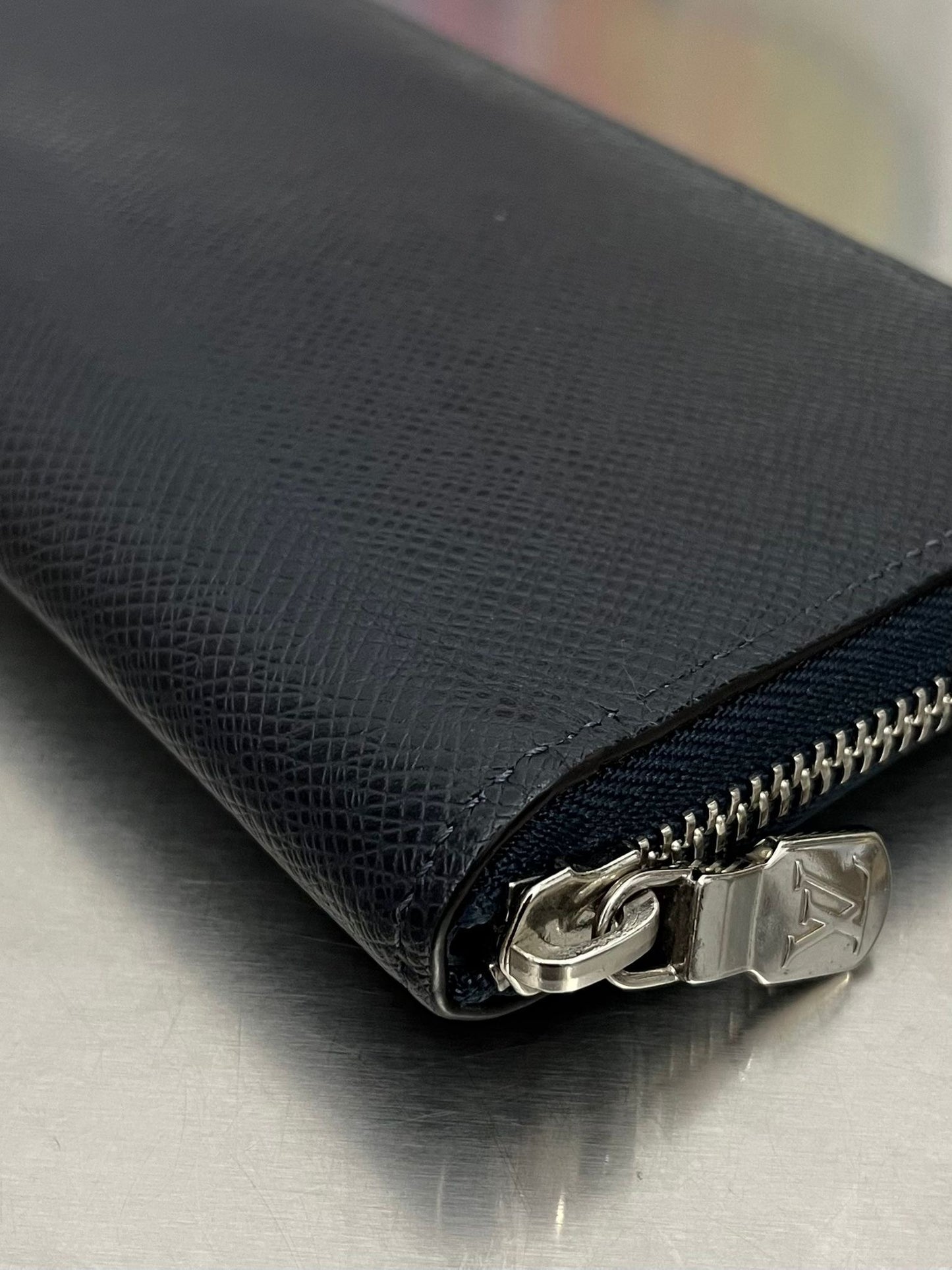 Louis Vuitton Zippy Vertical Taiga mit Initialen R.T
