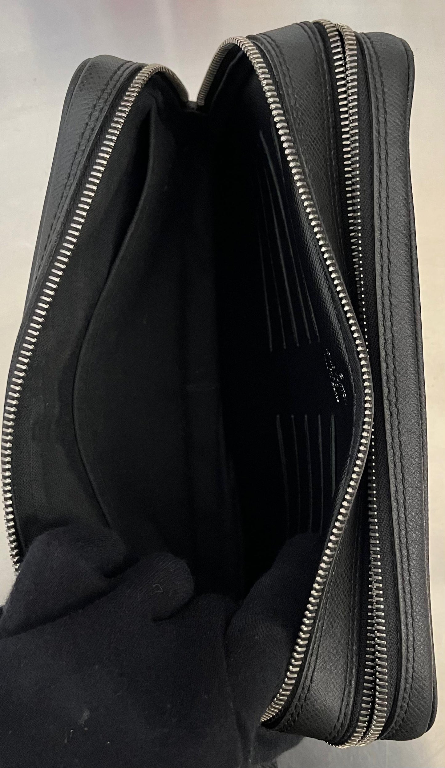 Louis Vuitton Pavel Taiga Leder