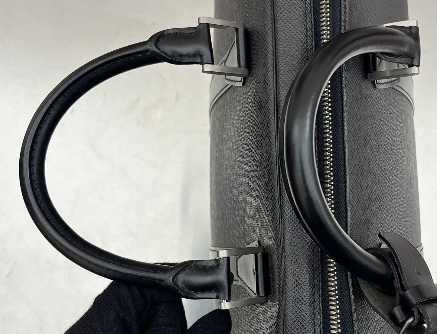 Louis Vuitton Helanga Taiga